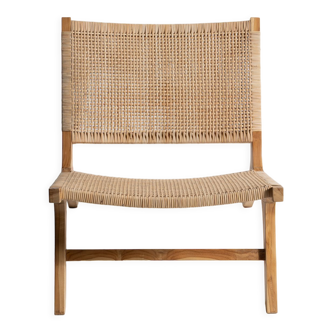 Reclined chair in natural wood and woven rattan