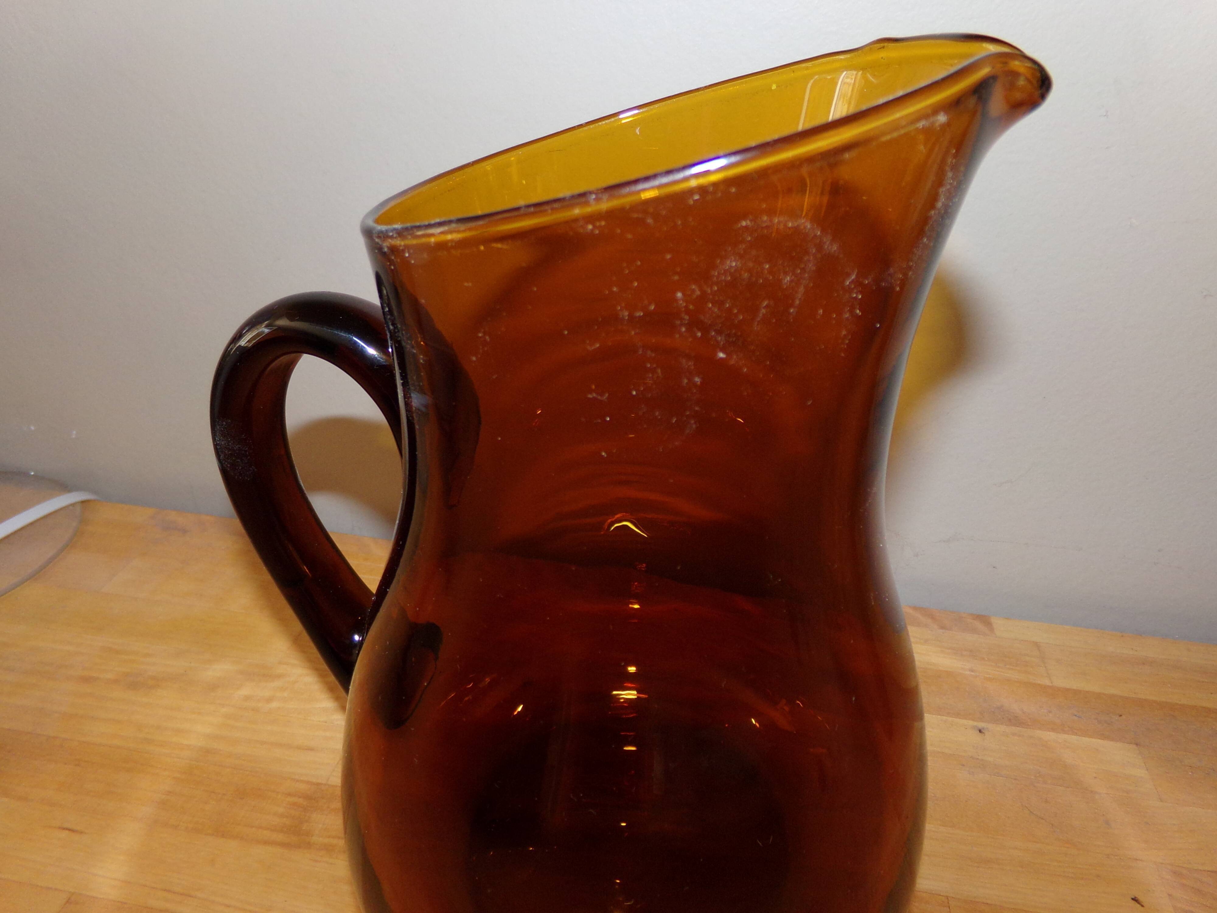 Carafe en verre couleur ambré