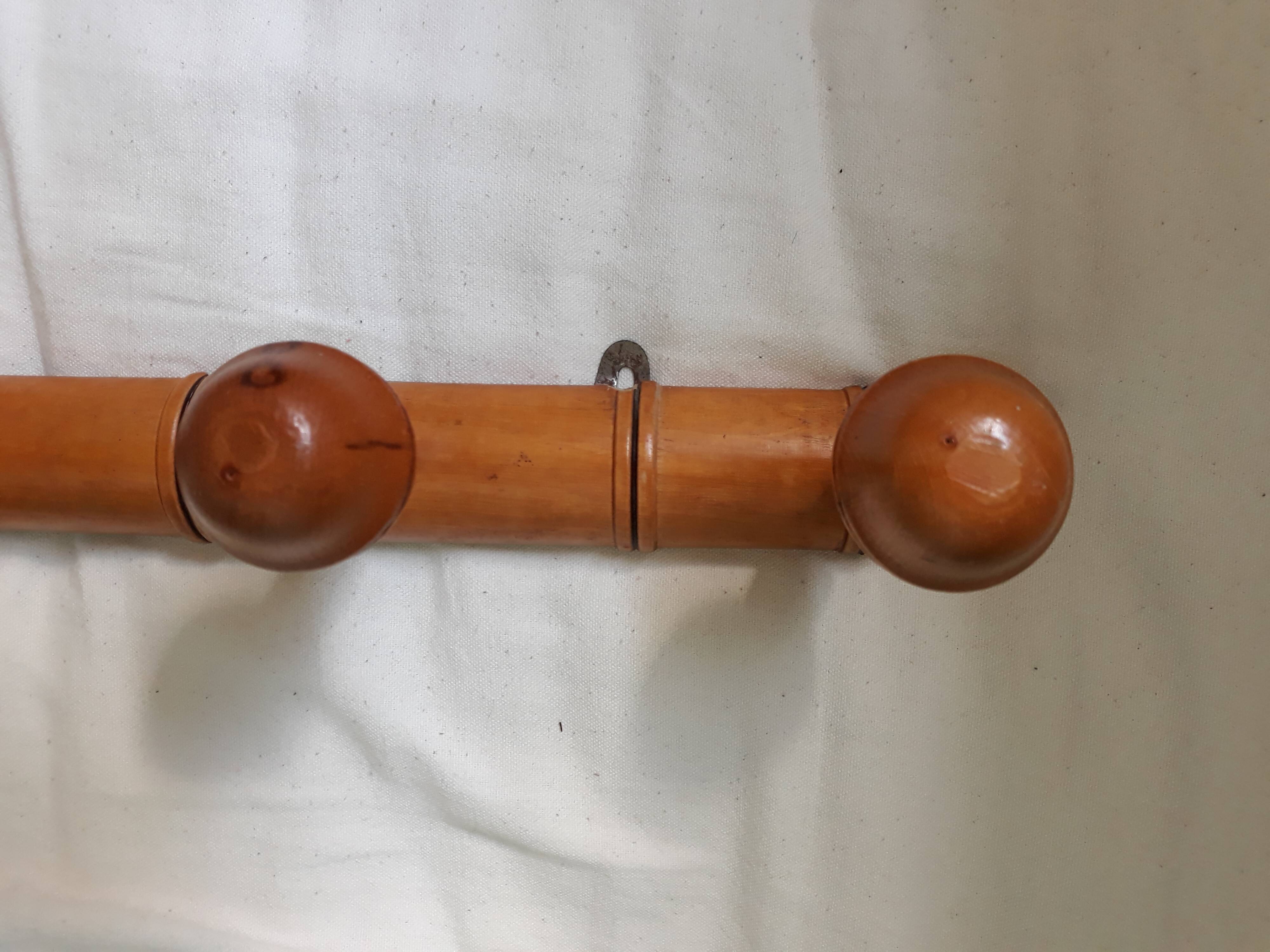 Bamboo-like wall coat rack with 5 mushroom hooks