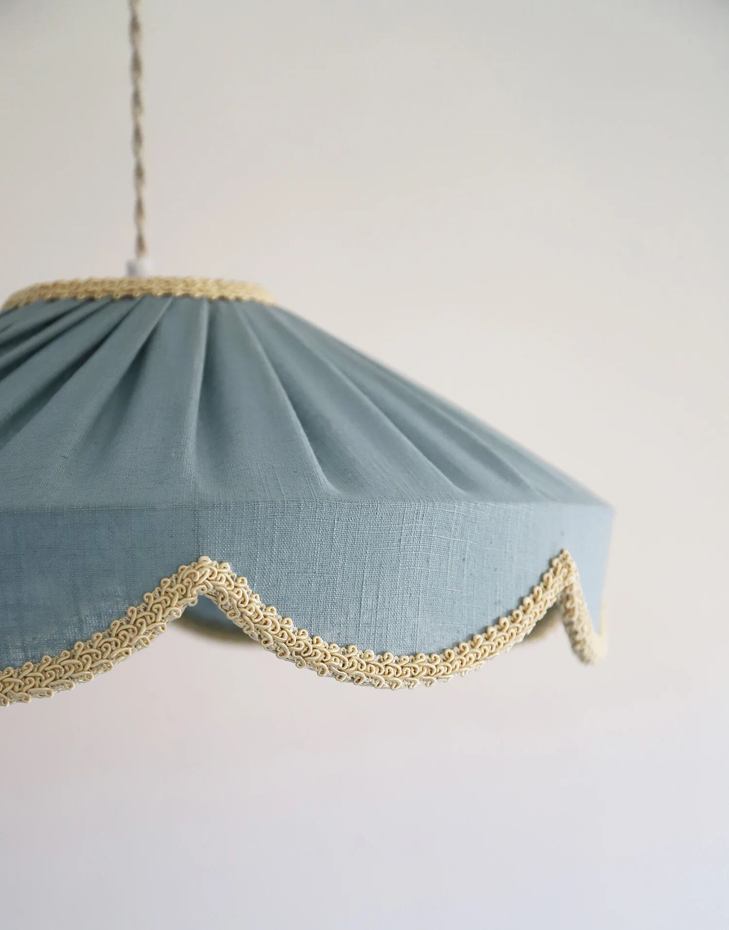 Suspension in a solid floral shape Cosette "mineral blue"