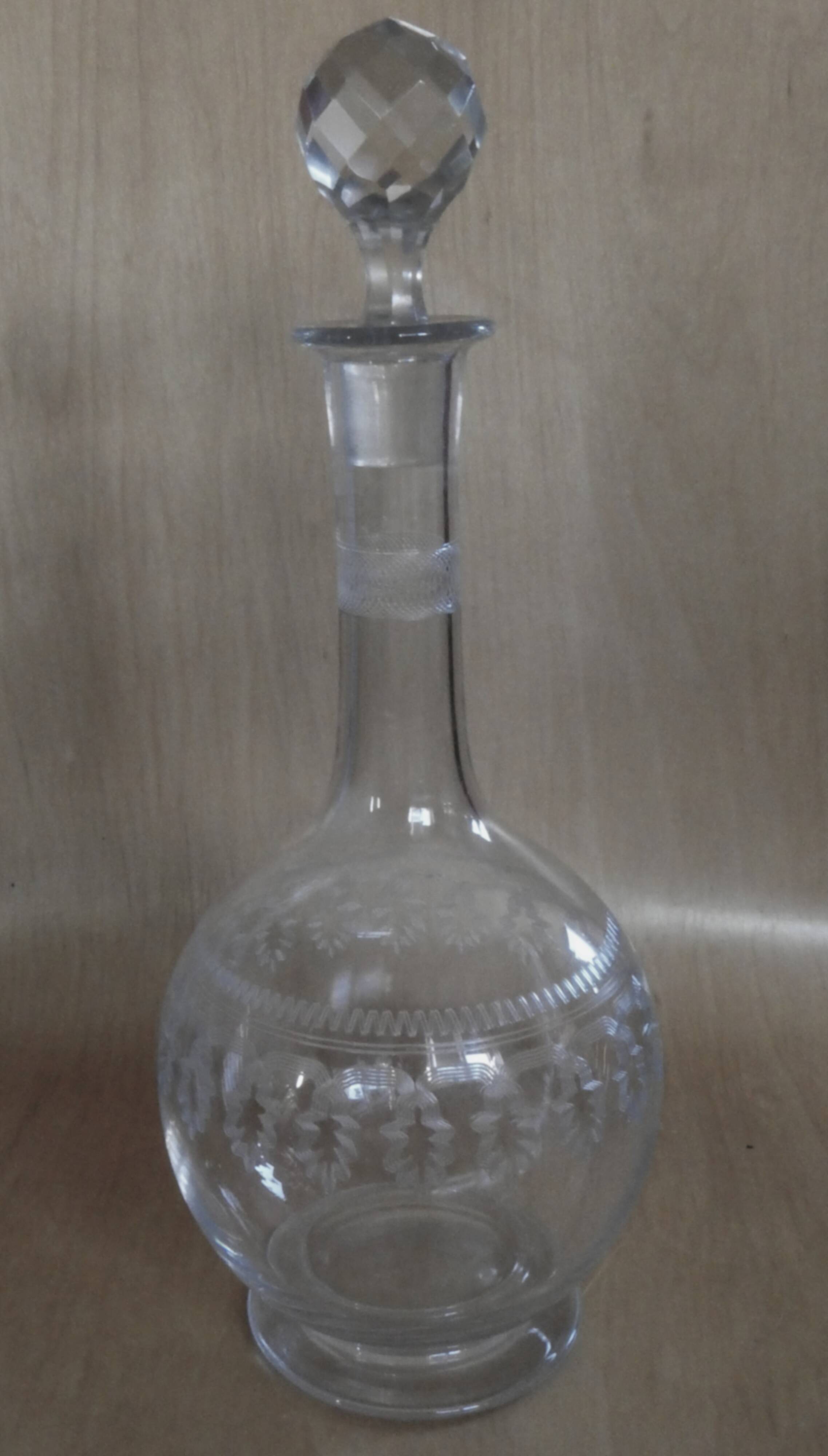 Ancienne carafe à vin / carafe à décanter en verre et cristal.