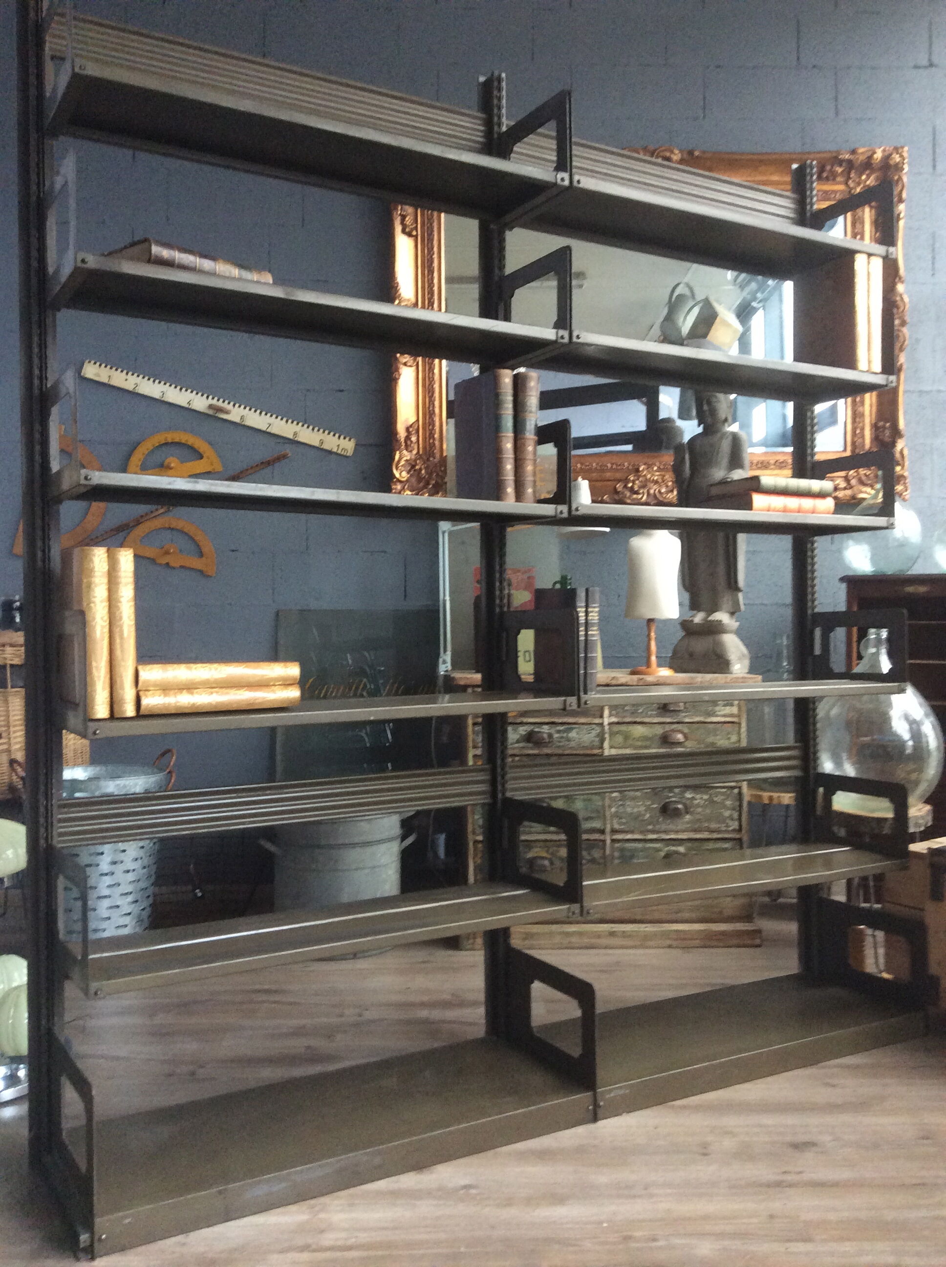 Former Strafor double shelf 30s