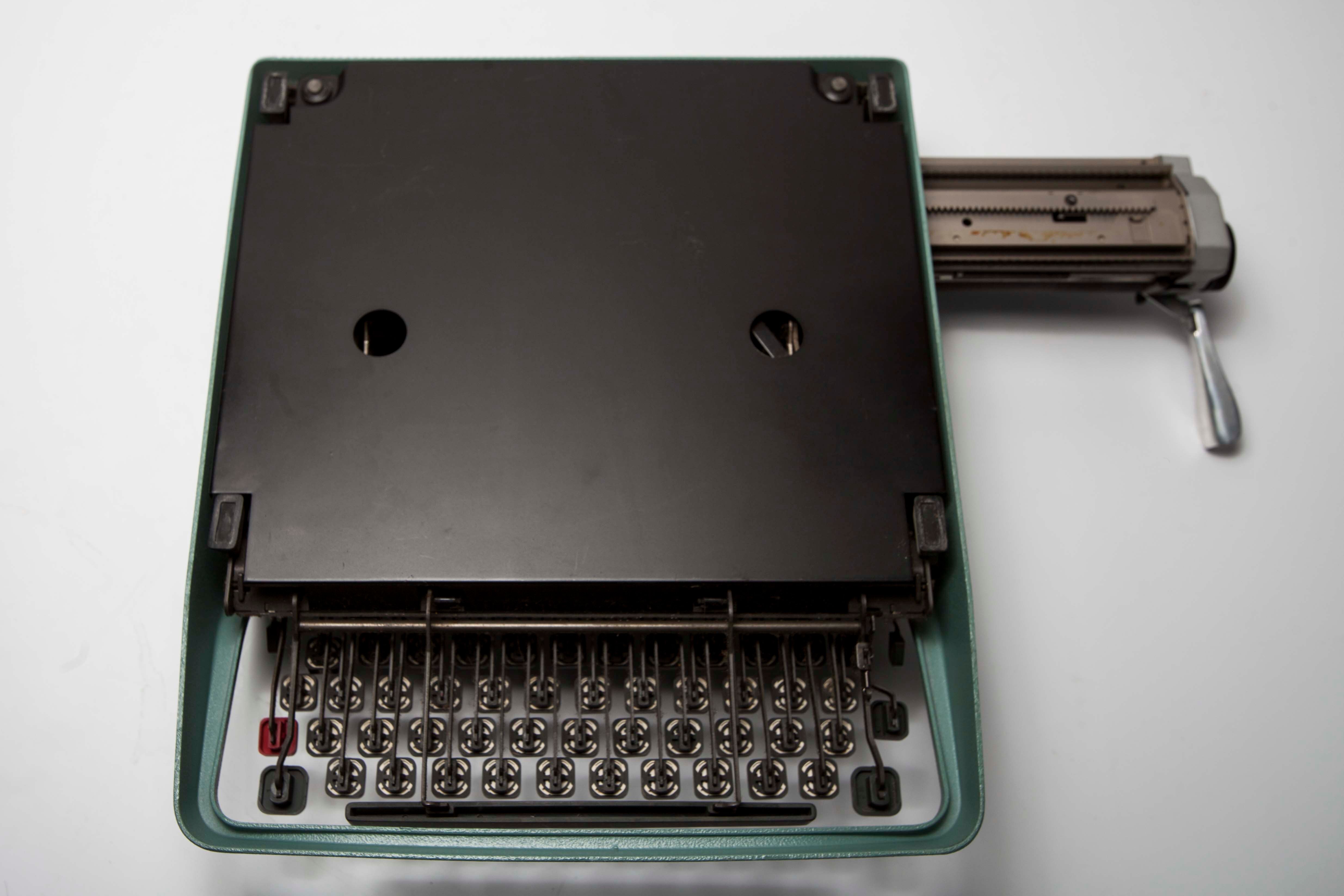 Typewriter olivetti lettera 32