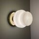 Applique globe vintage en opaline blanche