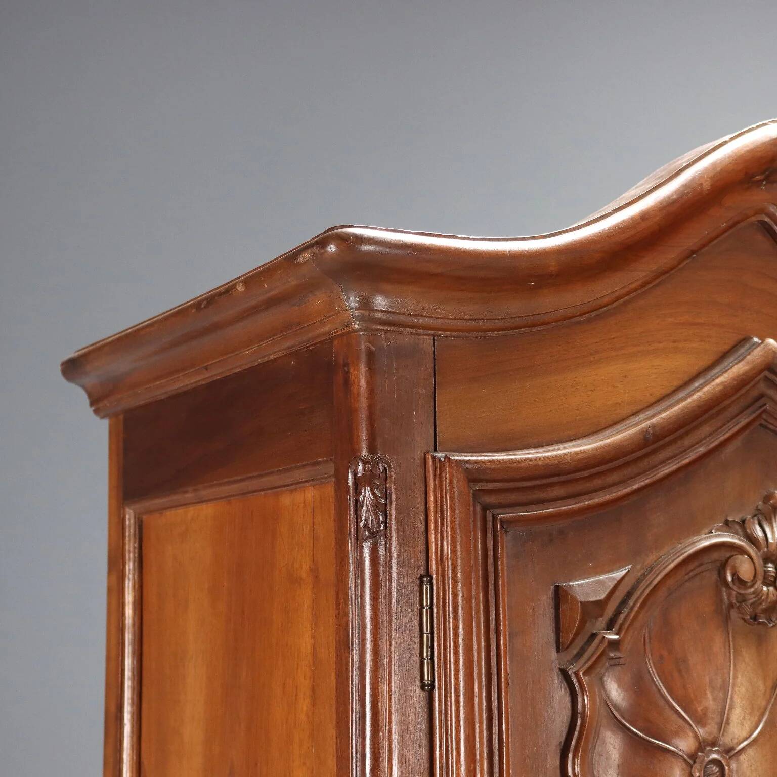 Armoire 3 portes ancienne de style baroque en noyer, XXe siècle
