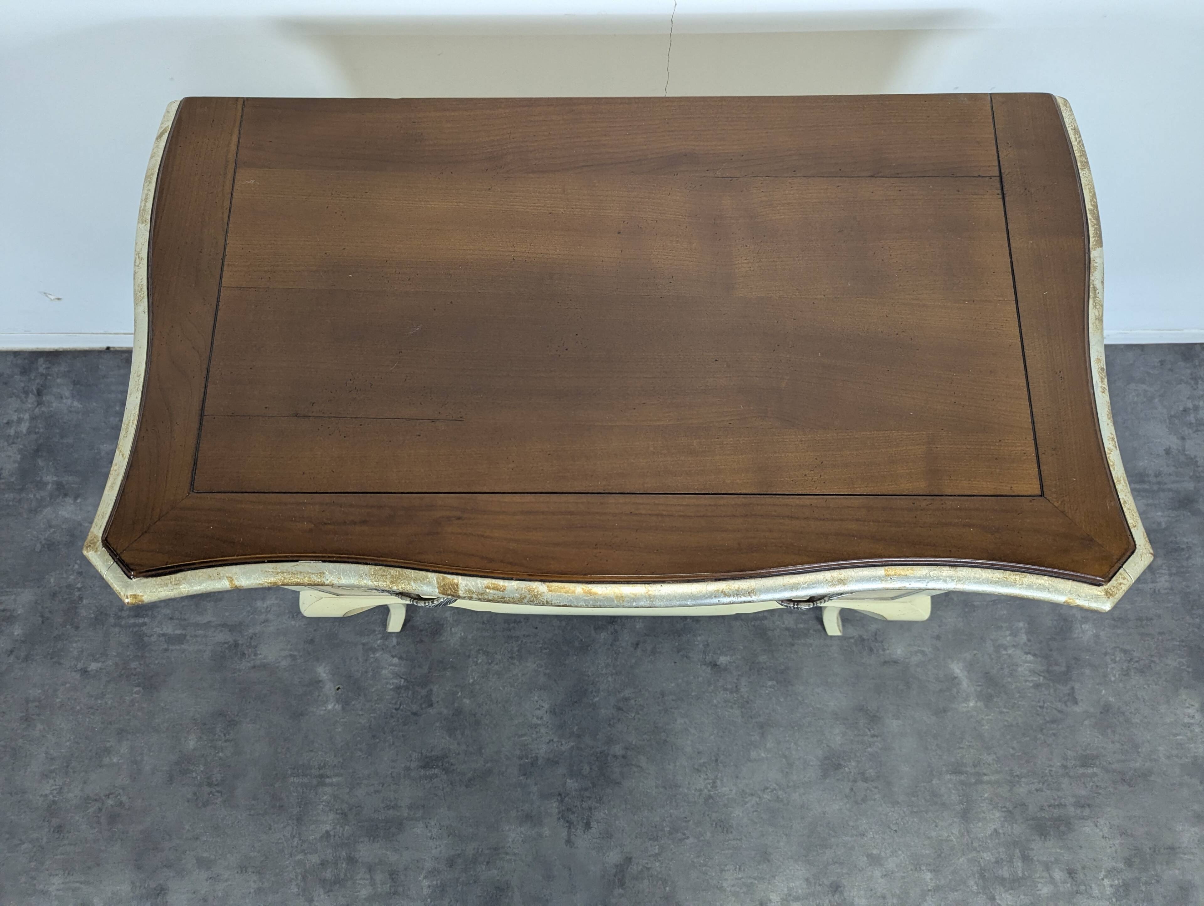 Commode Grange laquée à motif de papillons