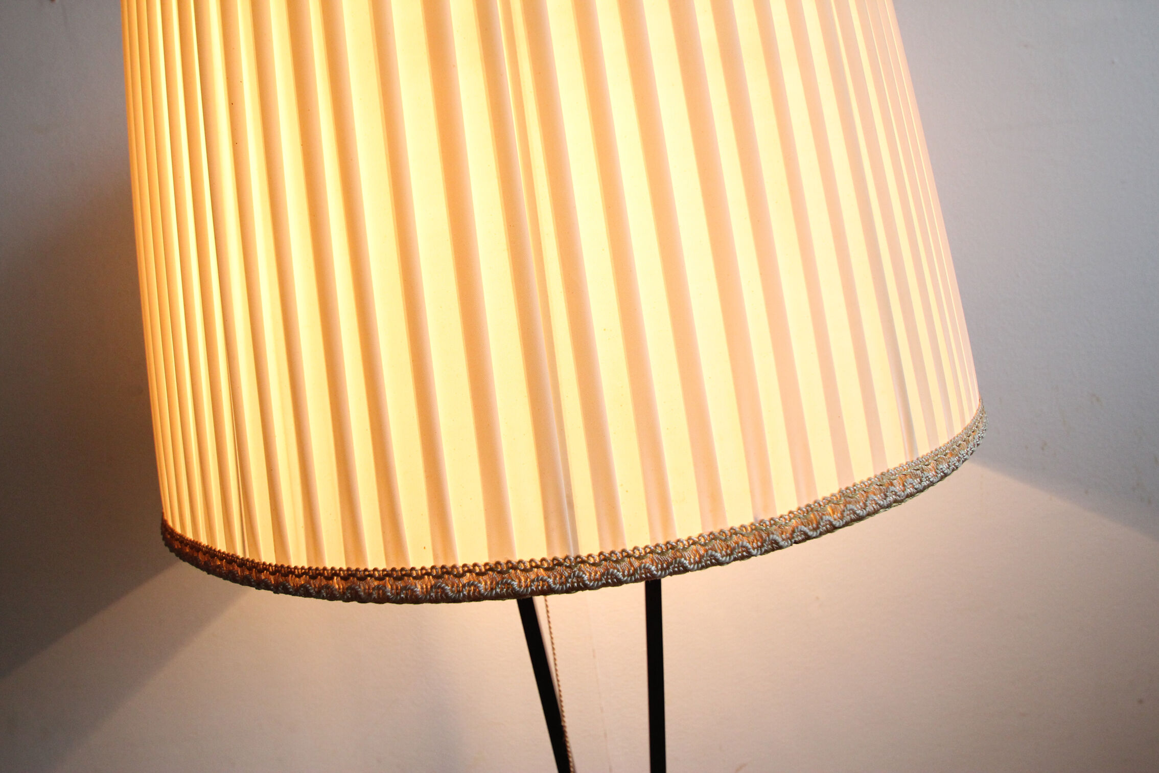 1950s floor-lamp in brass and plissé