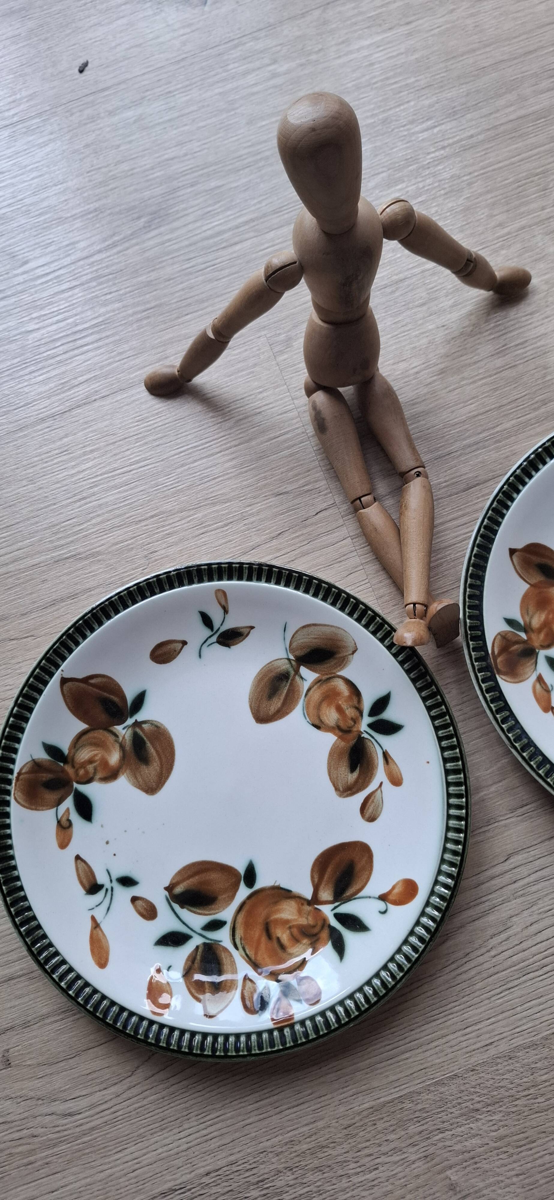 Set of 2 faux Argenteuil dinner plates