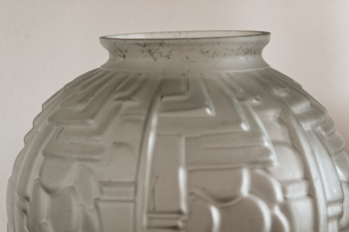 Globe en verre moulé, art déco