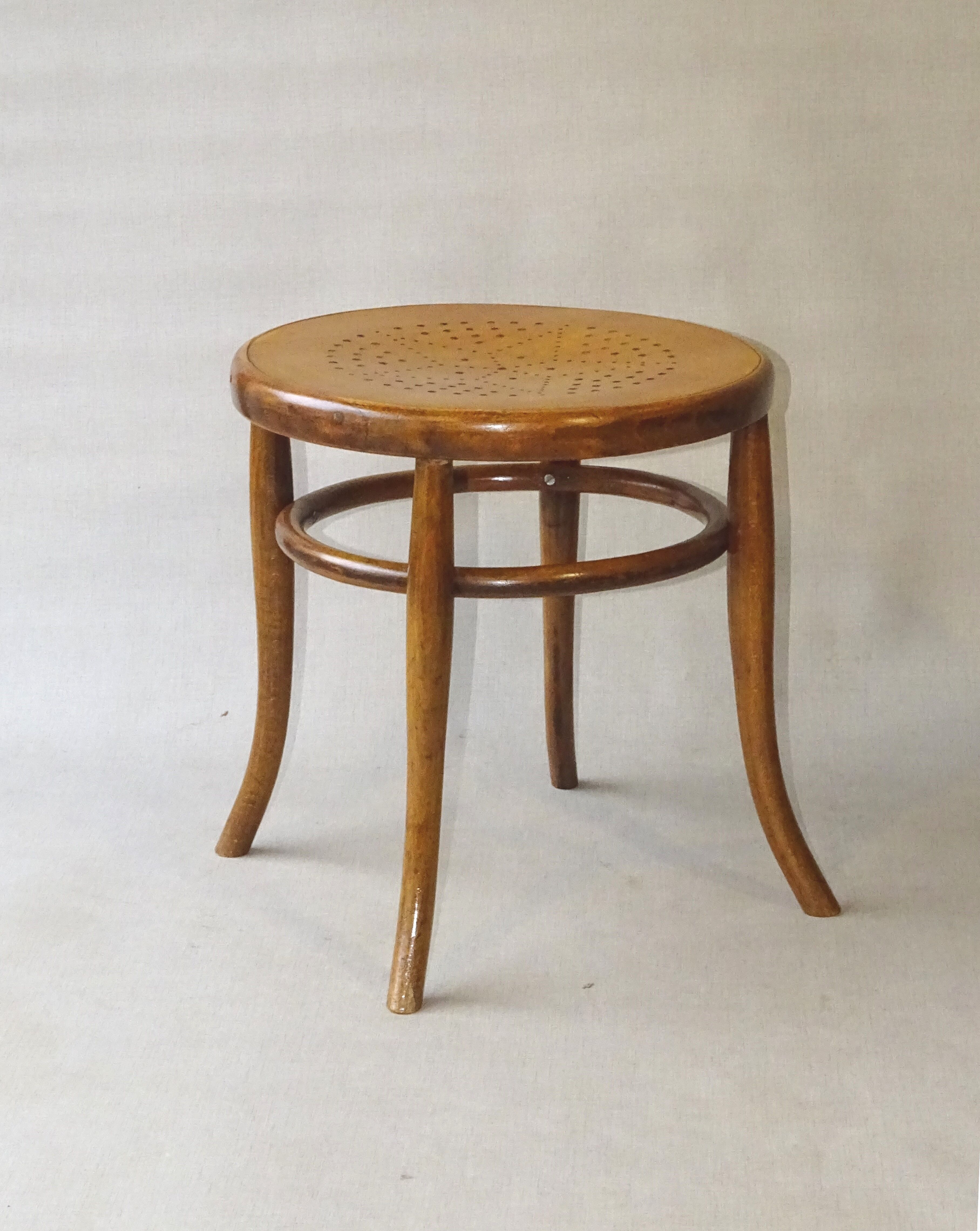 Tabouret bas en bois courbé, assise étoilée, 1920