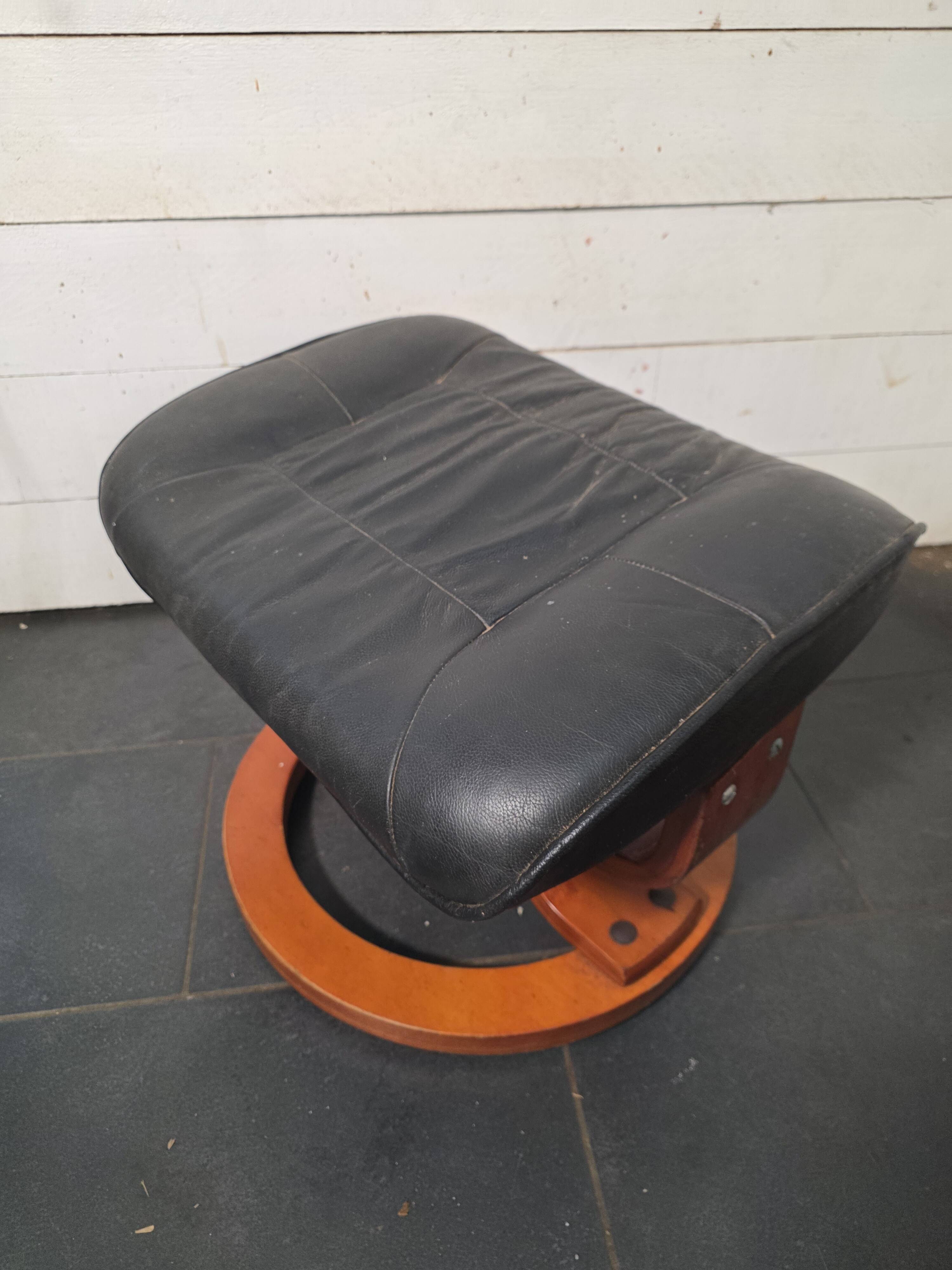 Footrest / Black leather and wood pouf - Stressless