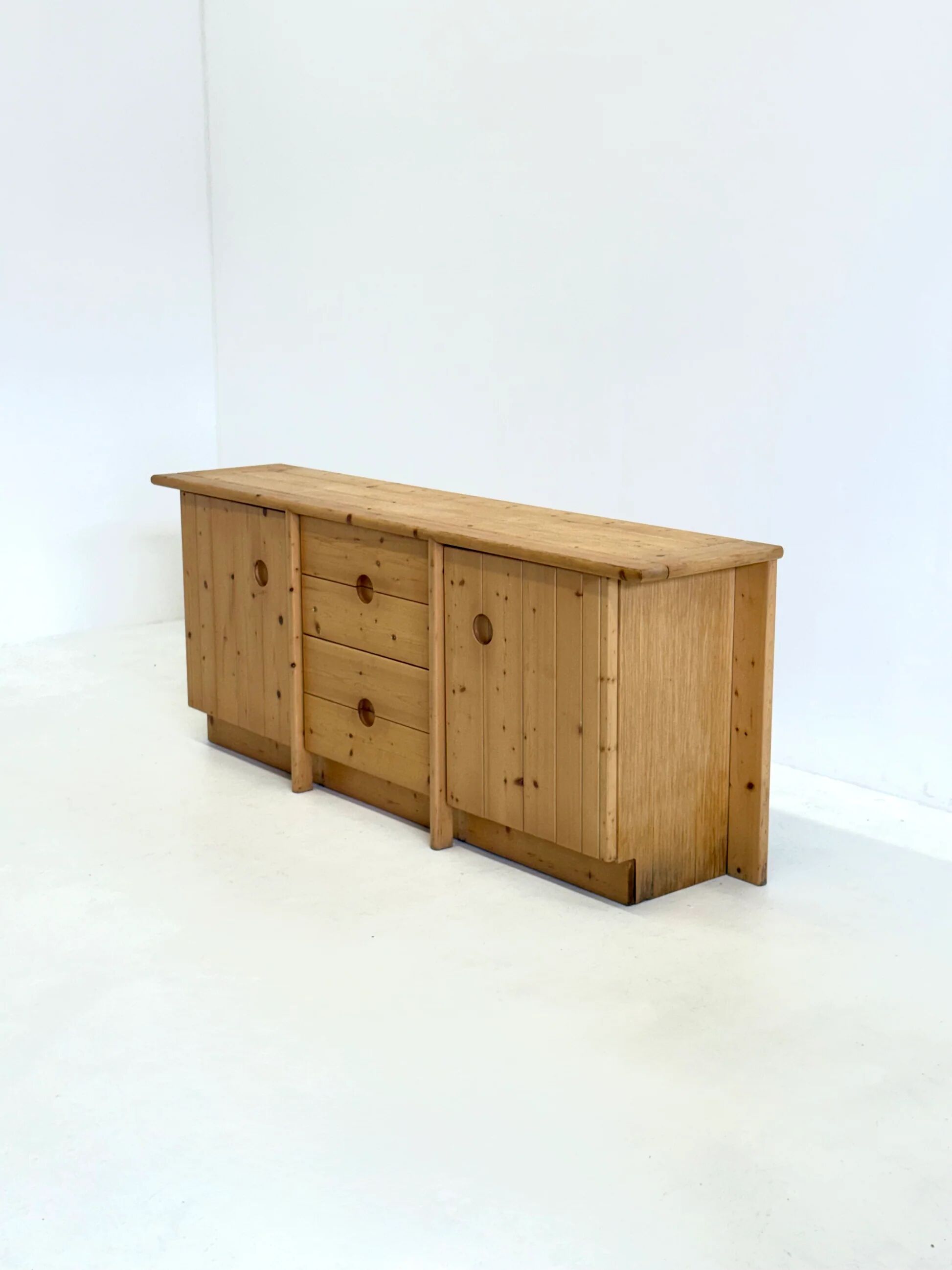 Buffet en pin par Charlotte Perriand pour Les Arcs