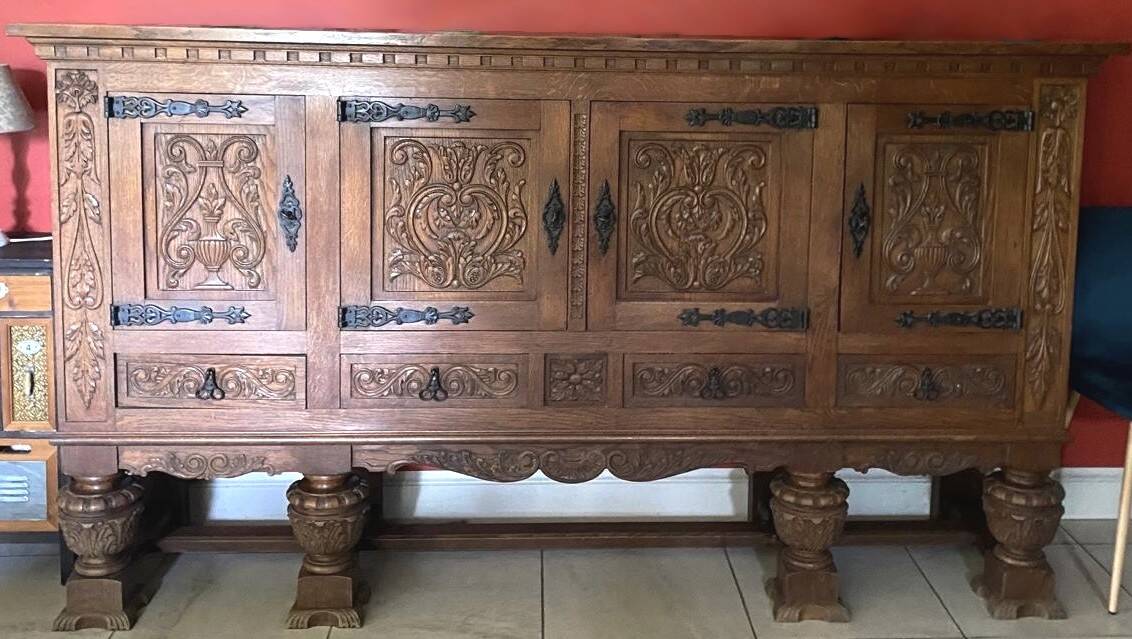 Buffet in the style of Italian Renaissance.