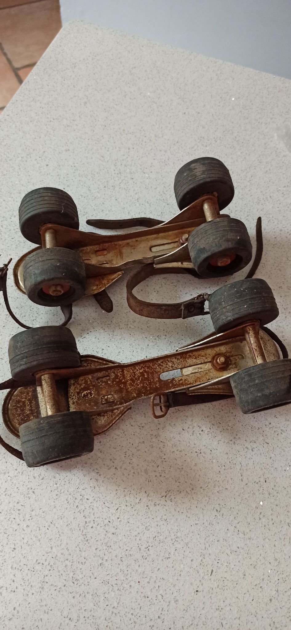 Patins à roulettes en fer vintage