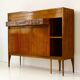 Buffet vintage italien convertible en bar par Casey Fantin