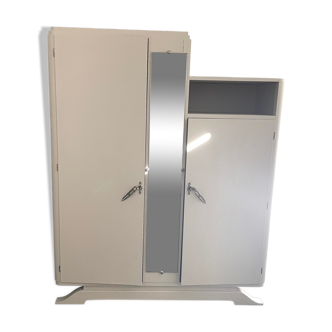 Asymmetrical cabinet