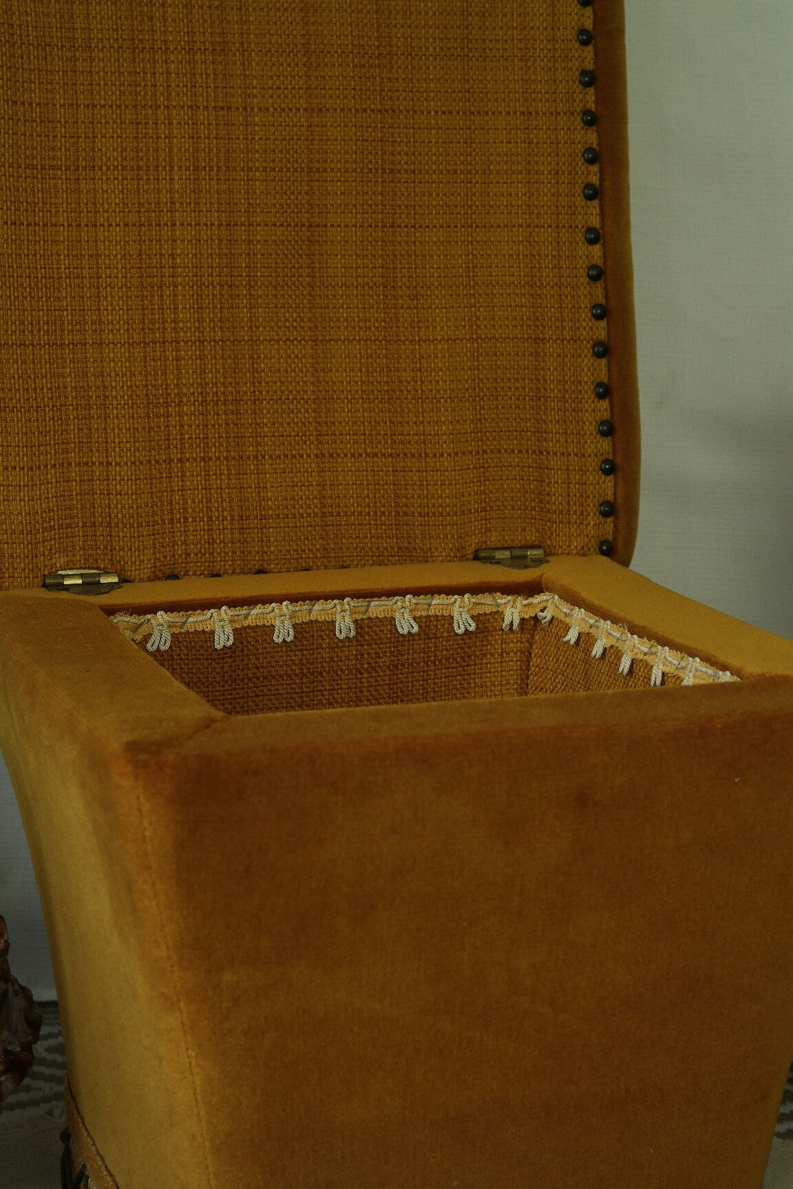 Pouf coffre vintage velours ocre et passementerie
