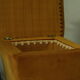 Pouf coffre vintage velours ocre et passementerie