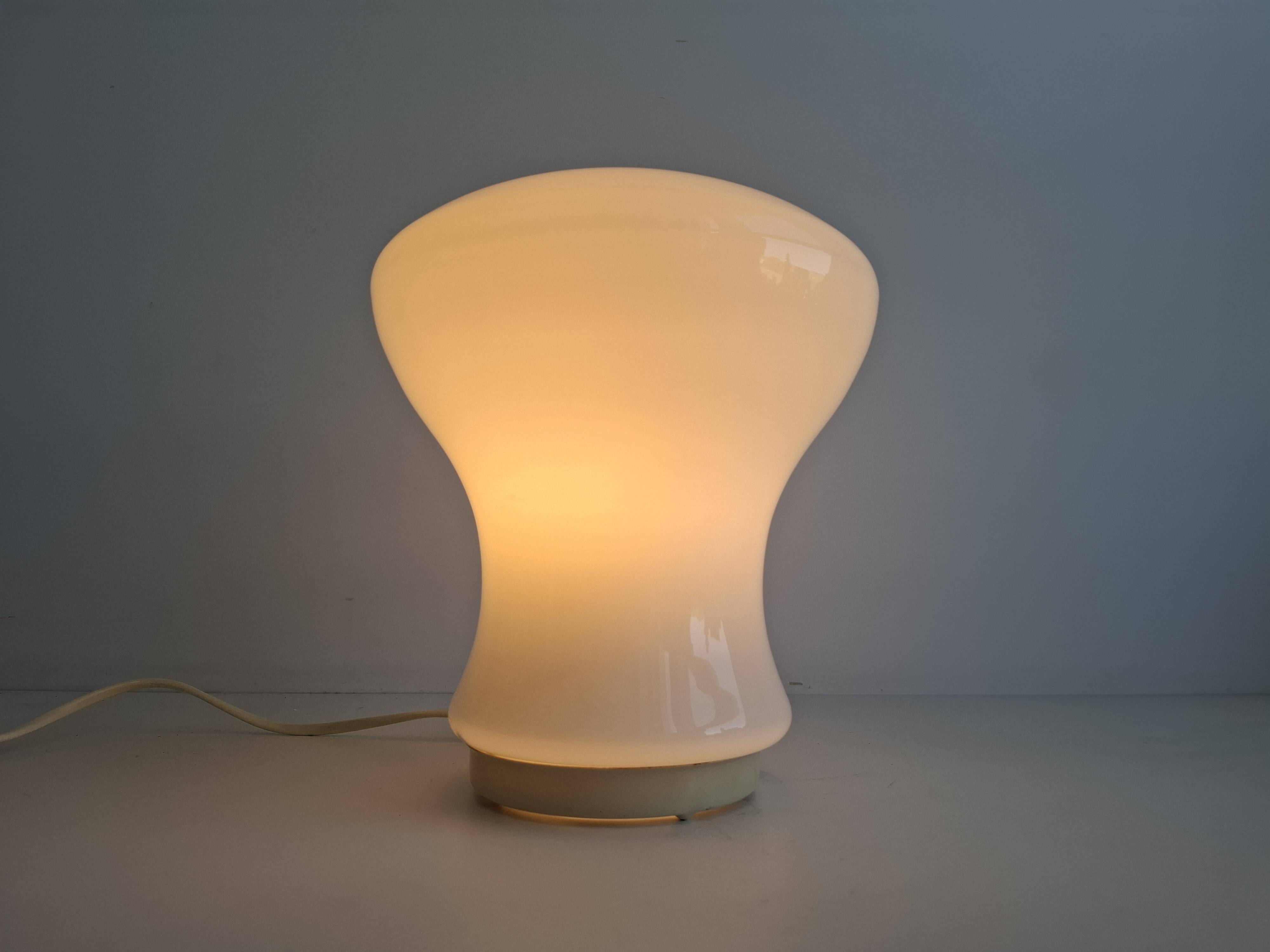 Lampe de table en verre opalin tchécoslovaque d'Ivan Jakeš des années 1970