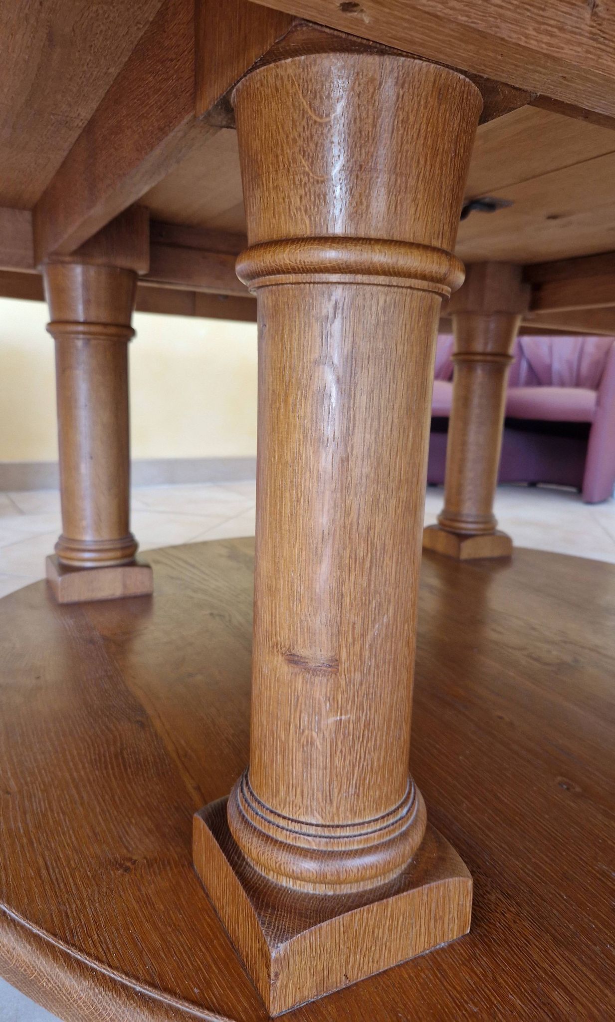 Une table ronde d’ébéniste aux dimensions et à la robustesse hors du commun