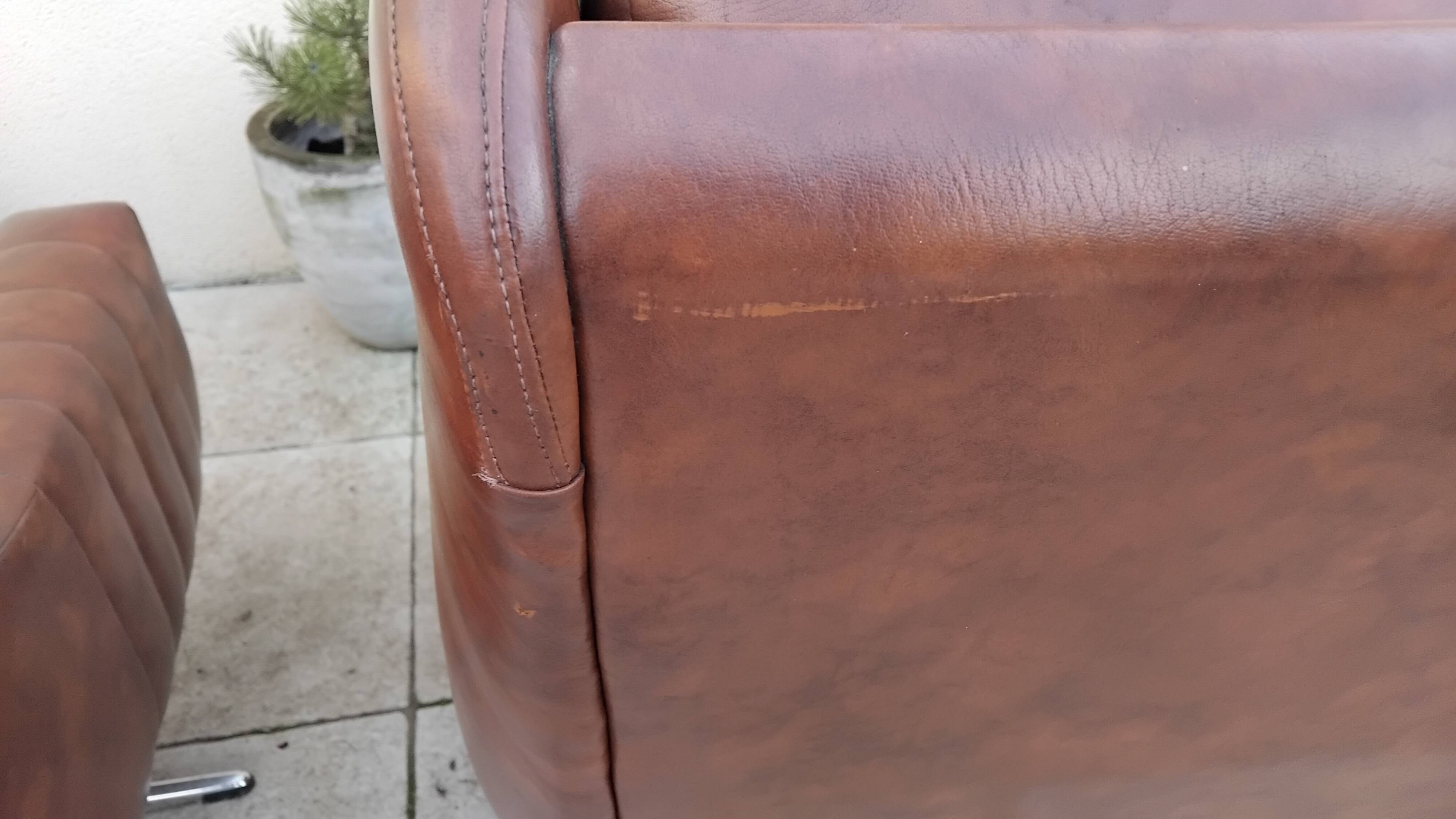 Paire de fauteuils pivotants en simili cuir, années 70