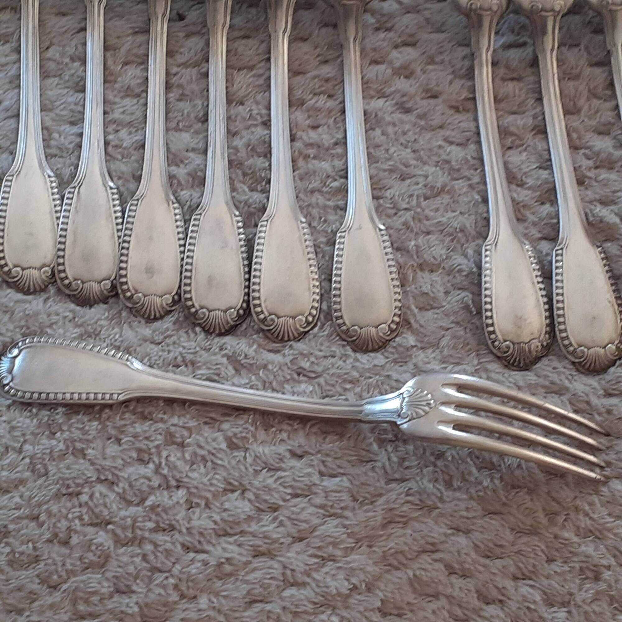 Lot de 12 fourchettes en métal argenté