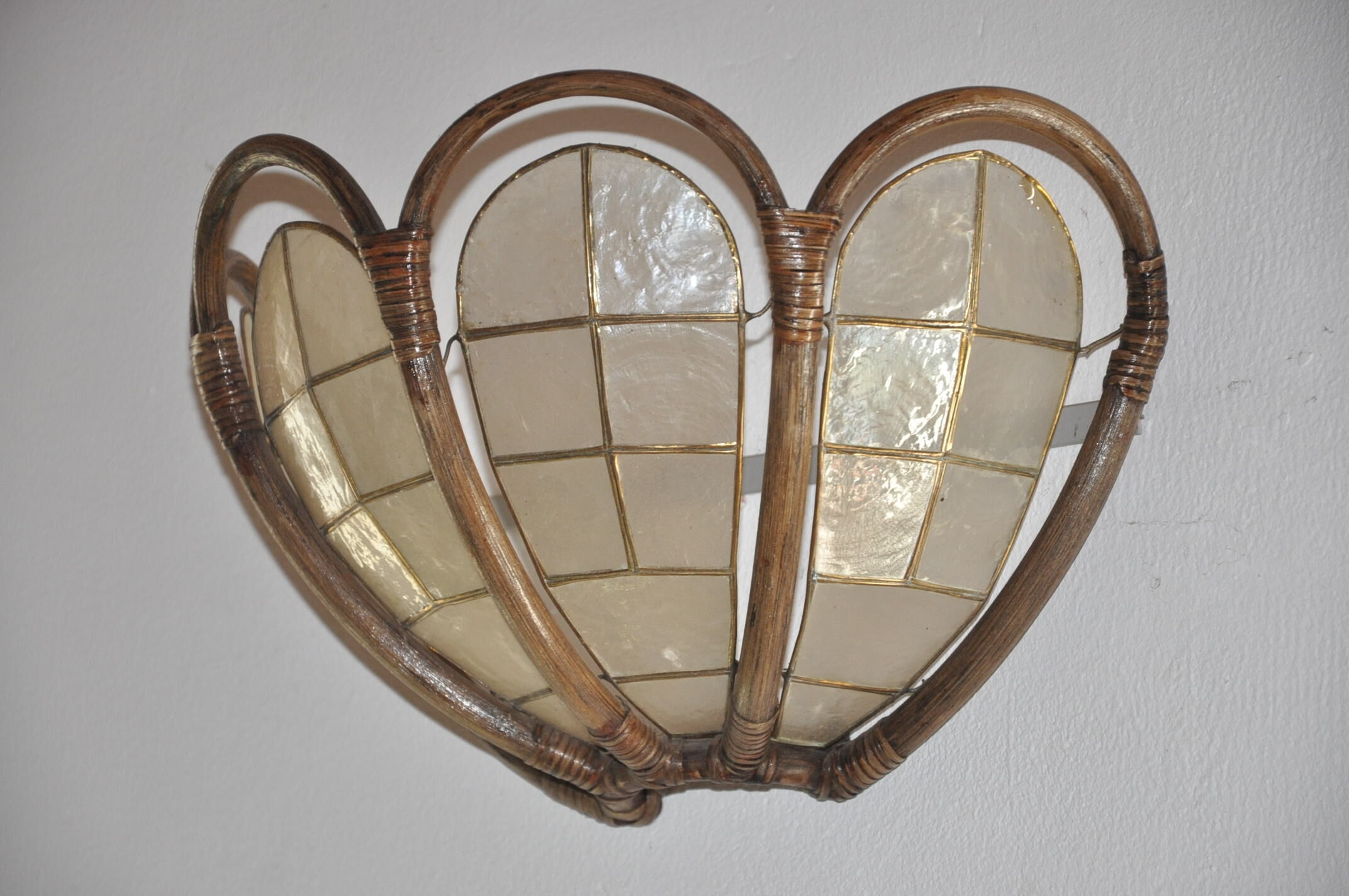 Wall light mother-of-pearl and bamboo flower shape