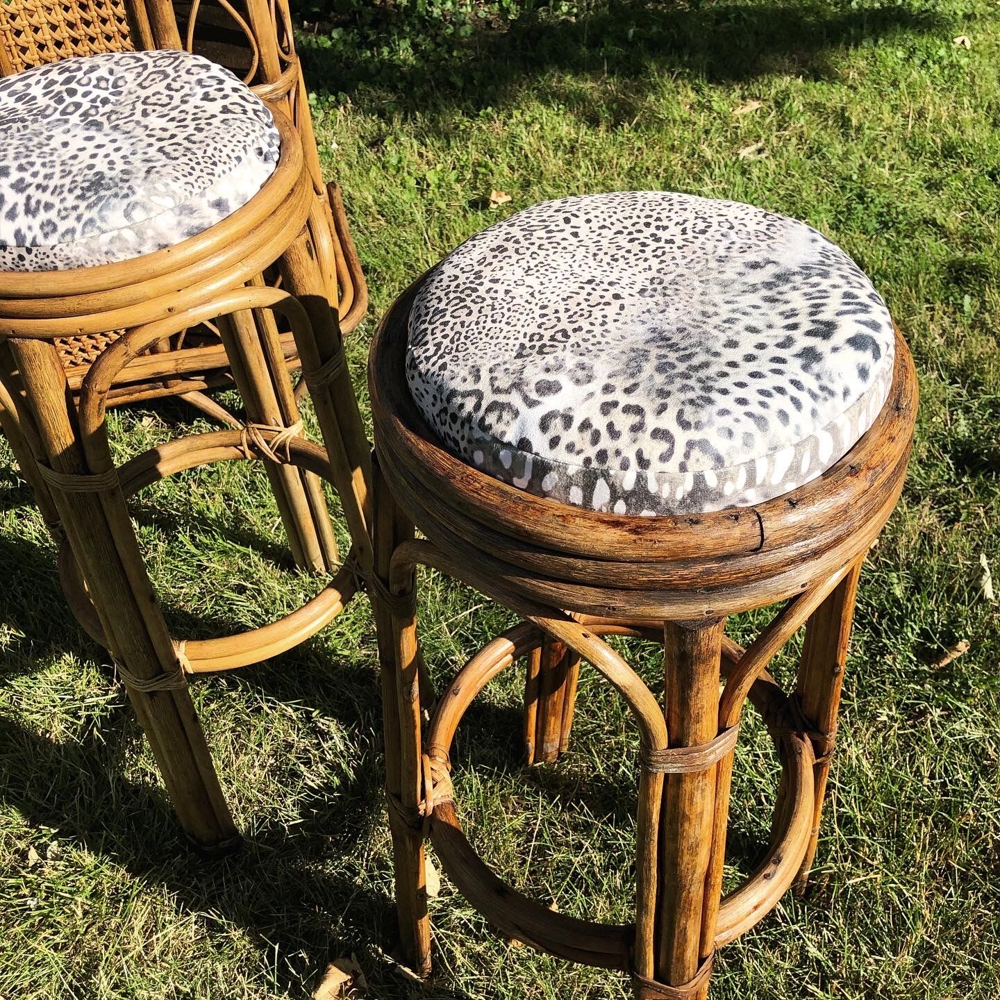 Rattan and cannage bar and 2 stools
