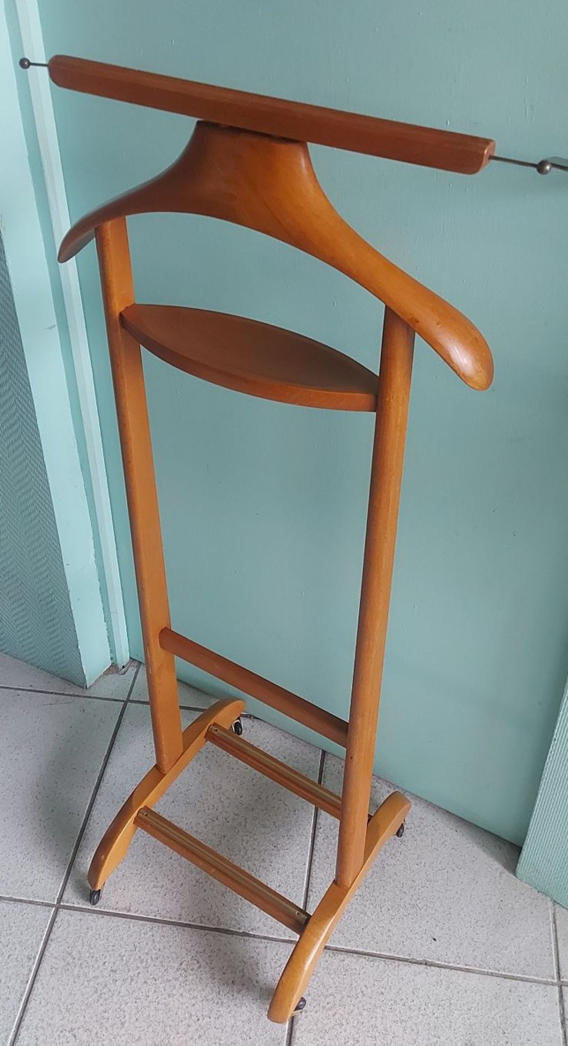 Italian valet Fratelli Reguitti in wood and brass, 1950/600
