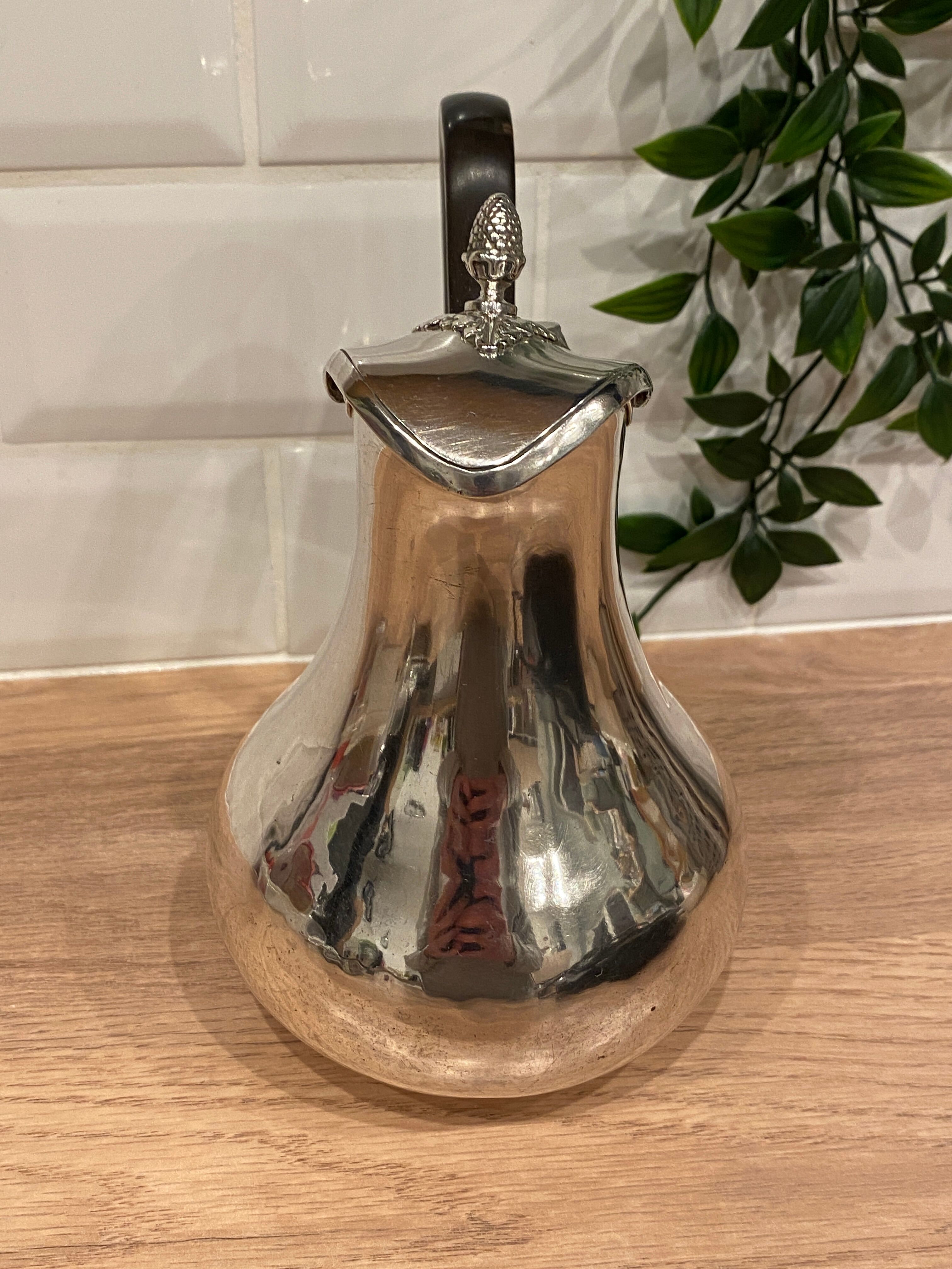 Silver pourer Jean-Pierre Bibron