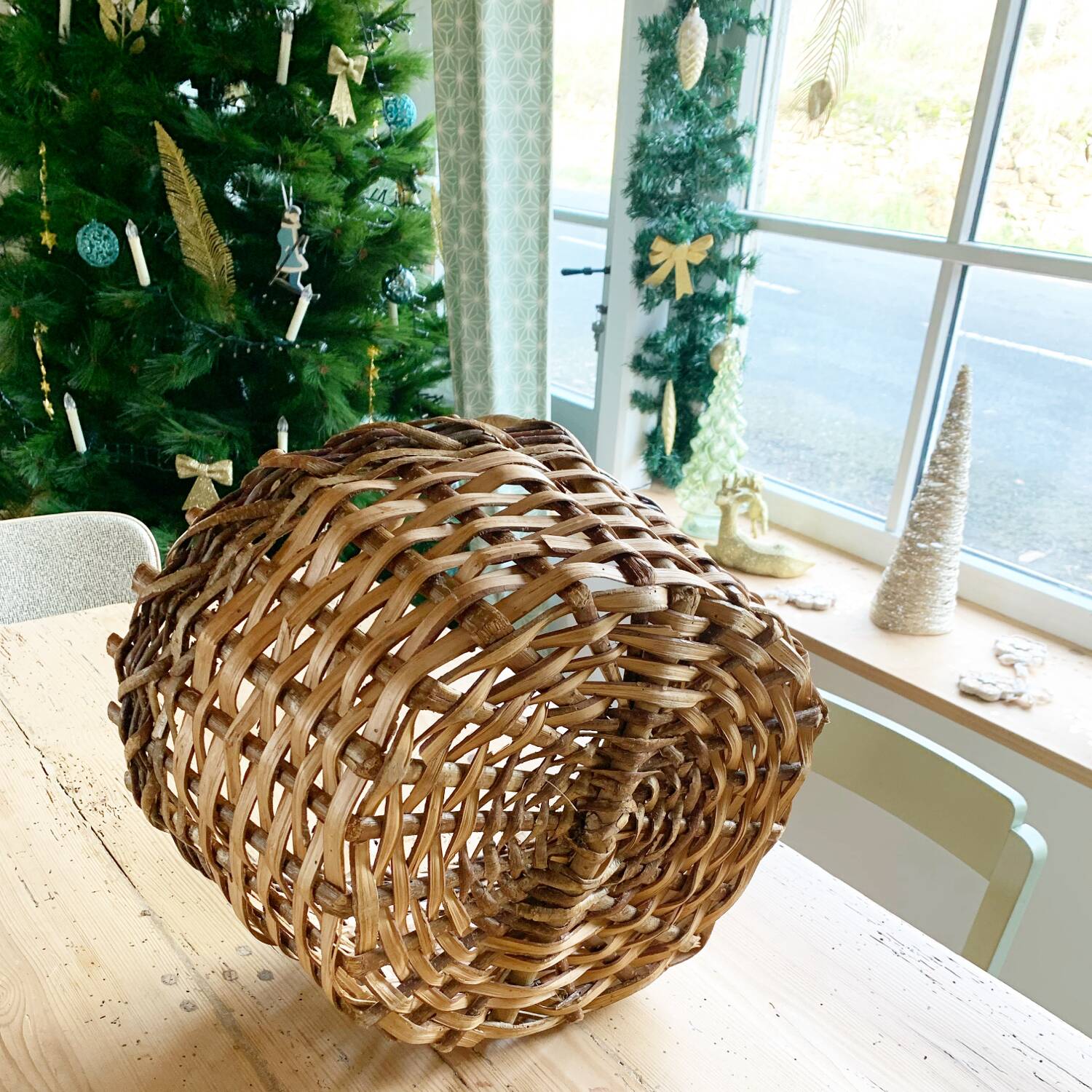 Two-tone vintage basket