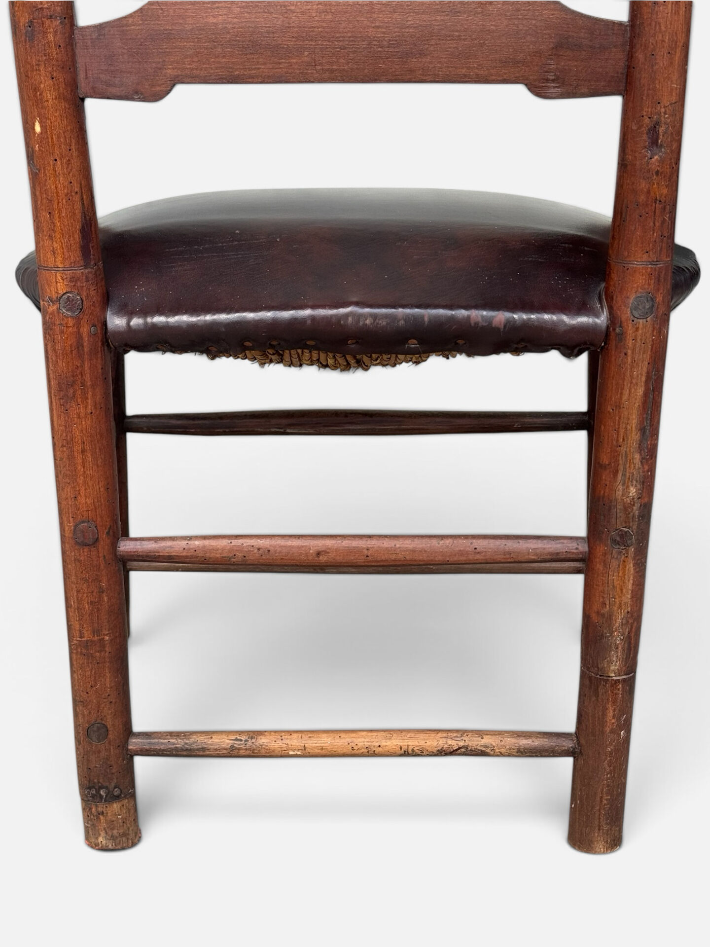 Antique rustic armchair in walnut and leather, 18th century.