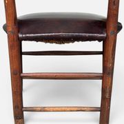 Fauteuil rustique ancien en noyer et cuir, 18e siècle