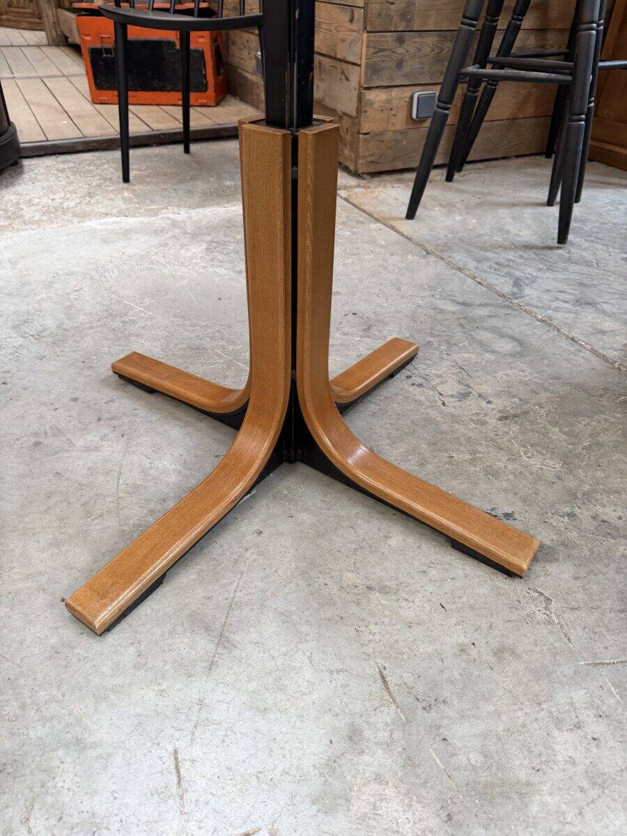 Modular round teak table with central base by Osvaldo Borsani.