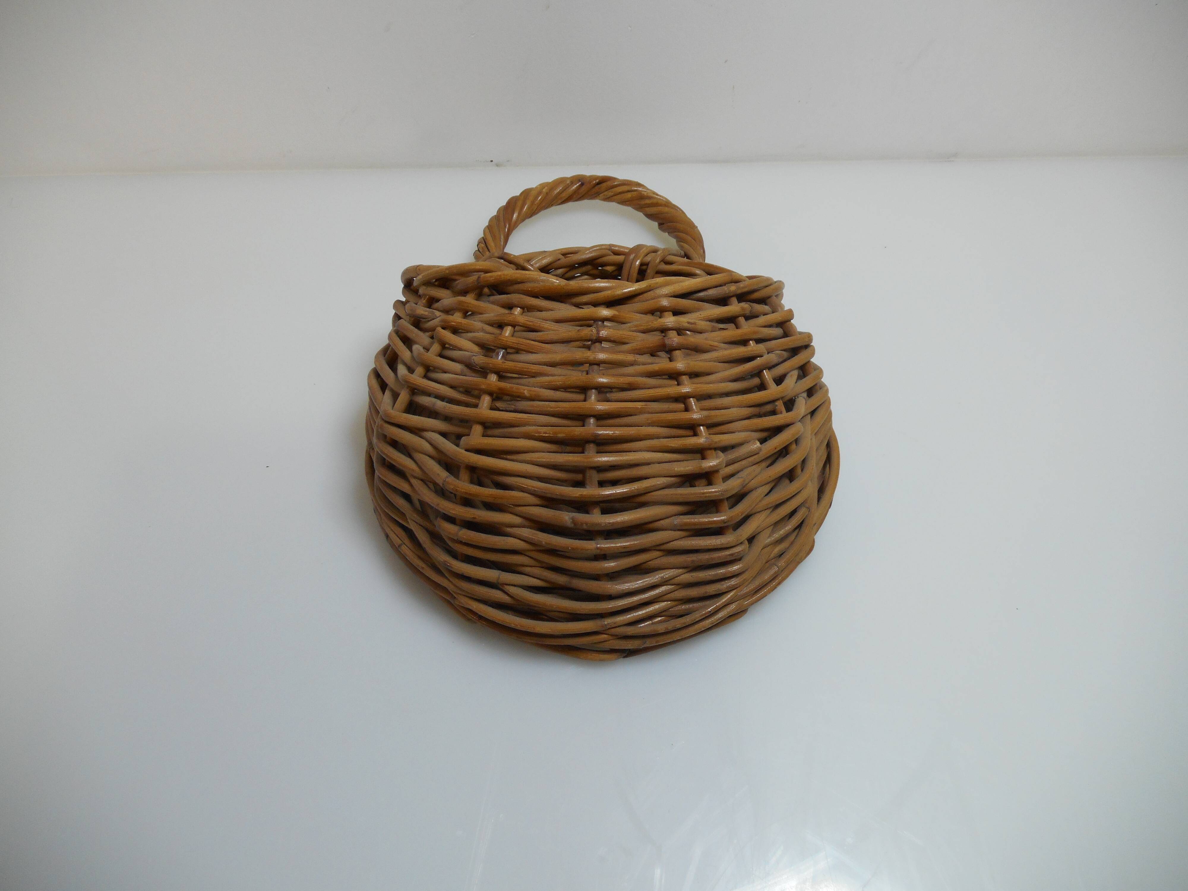 Pretty wall wicker basket