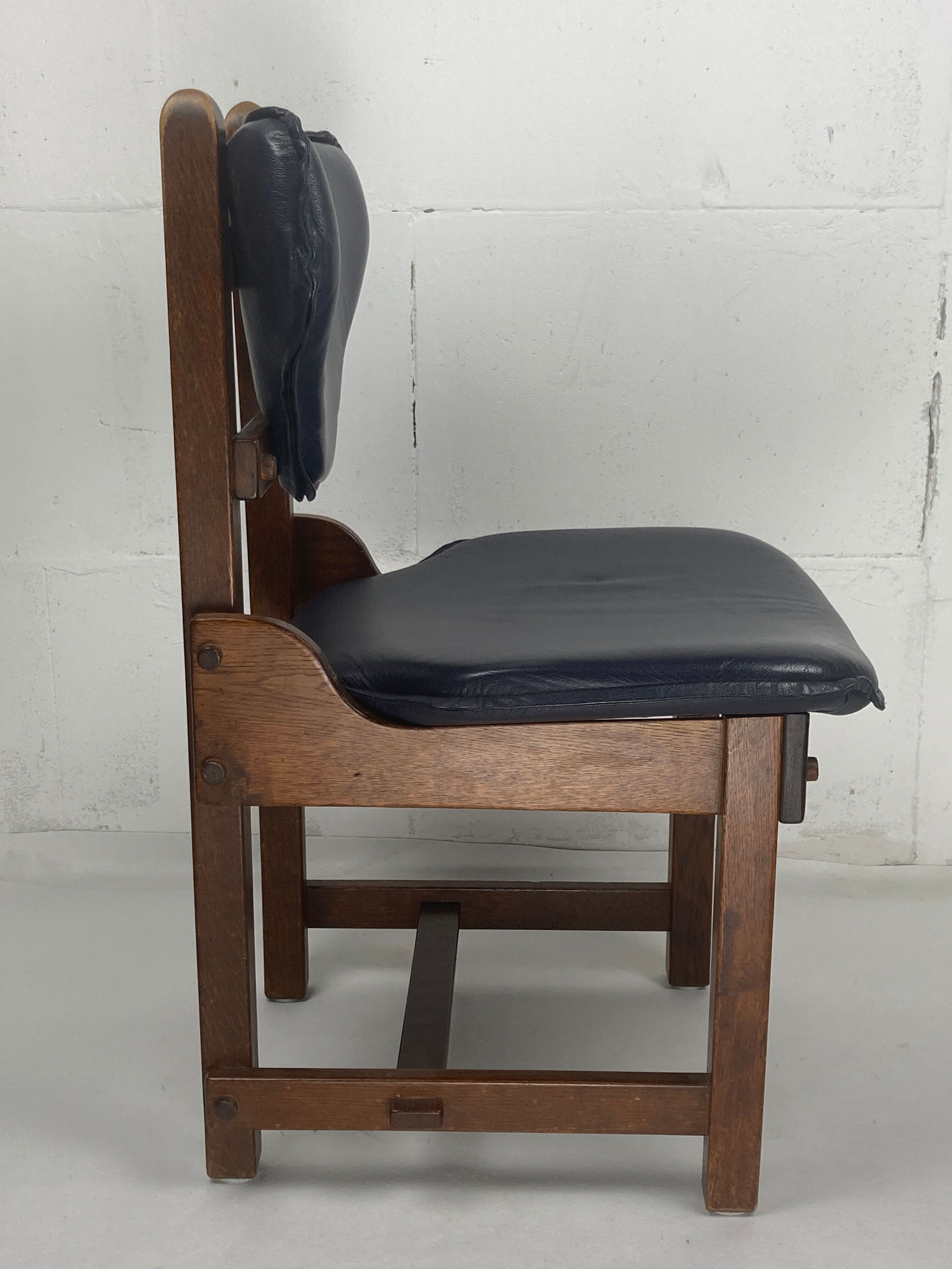 Ensemble de 4 chaises de salle à manger brutalistes en chêne et cuir, années 1960