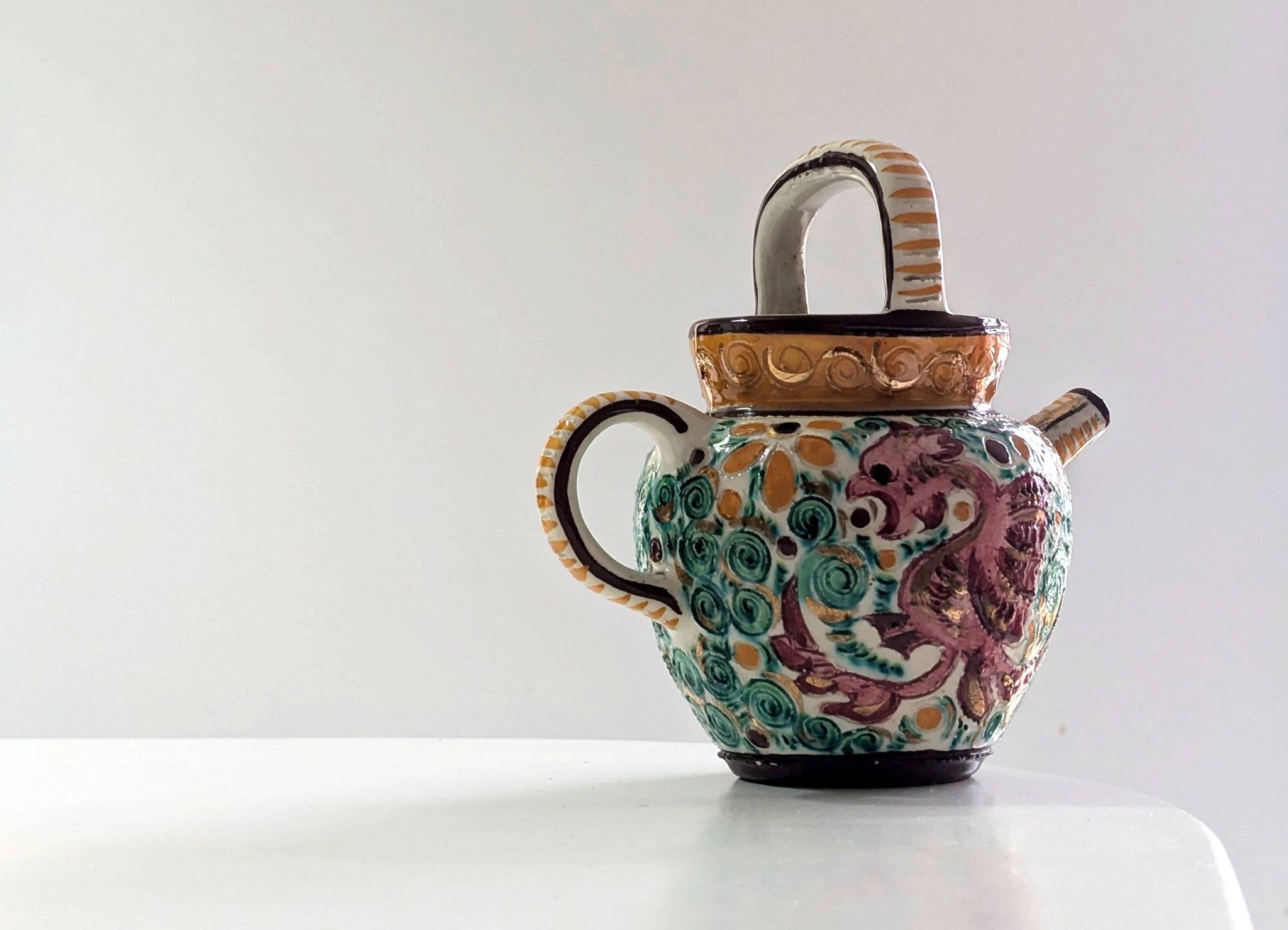 Cruche Pot Faïence - décor dragon - Motifs tourbillonnants et créatures fantastiques - Masse frères
