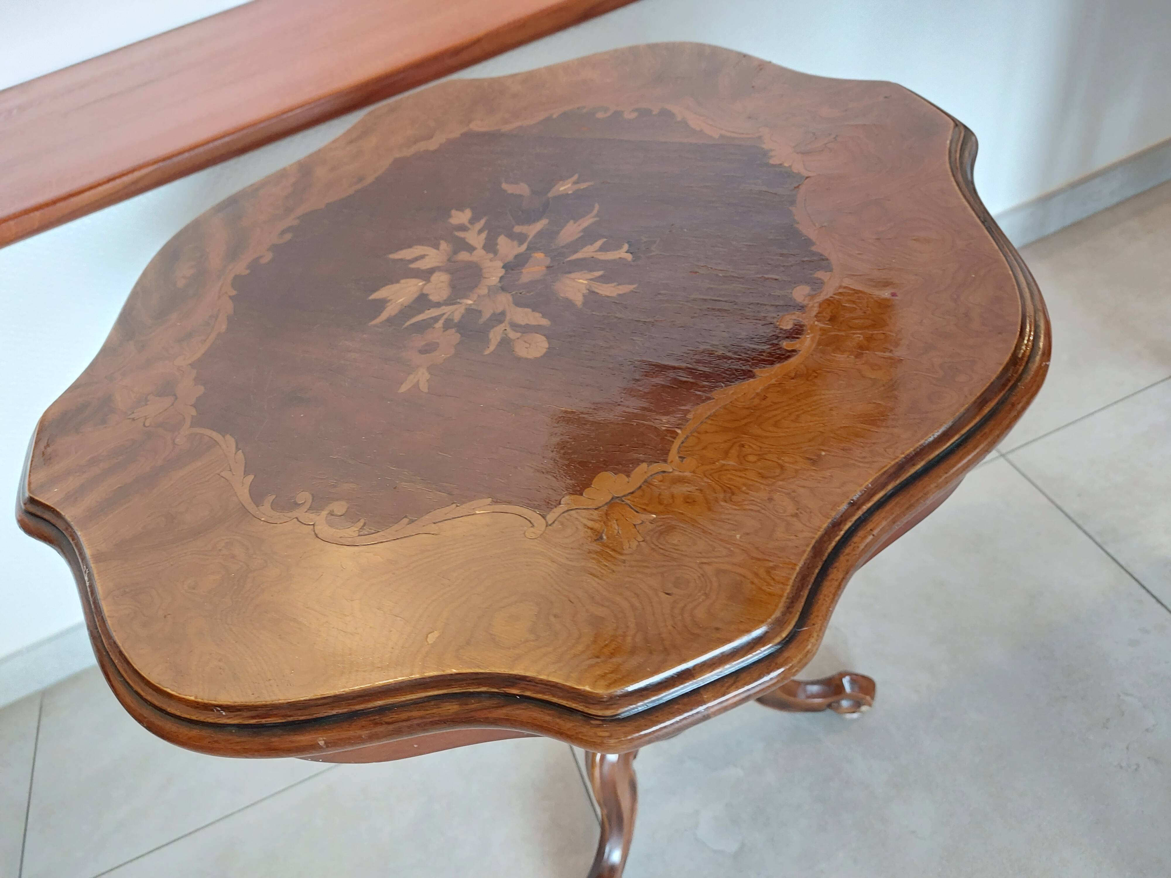 Inlaid pedestal table