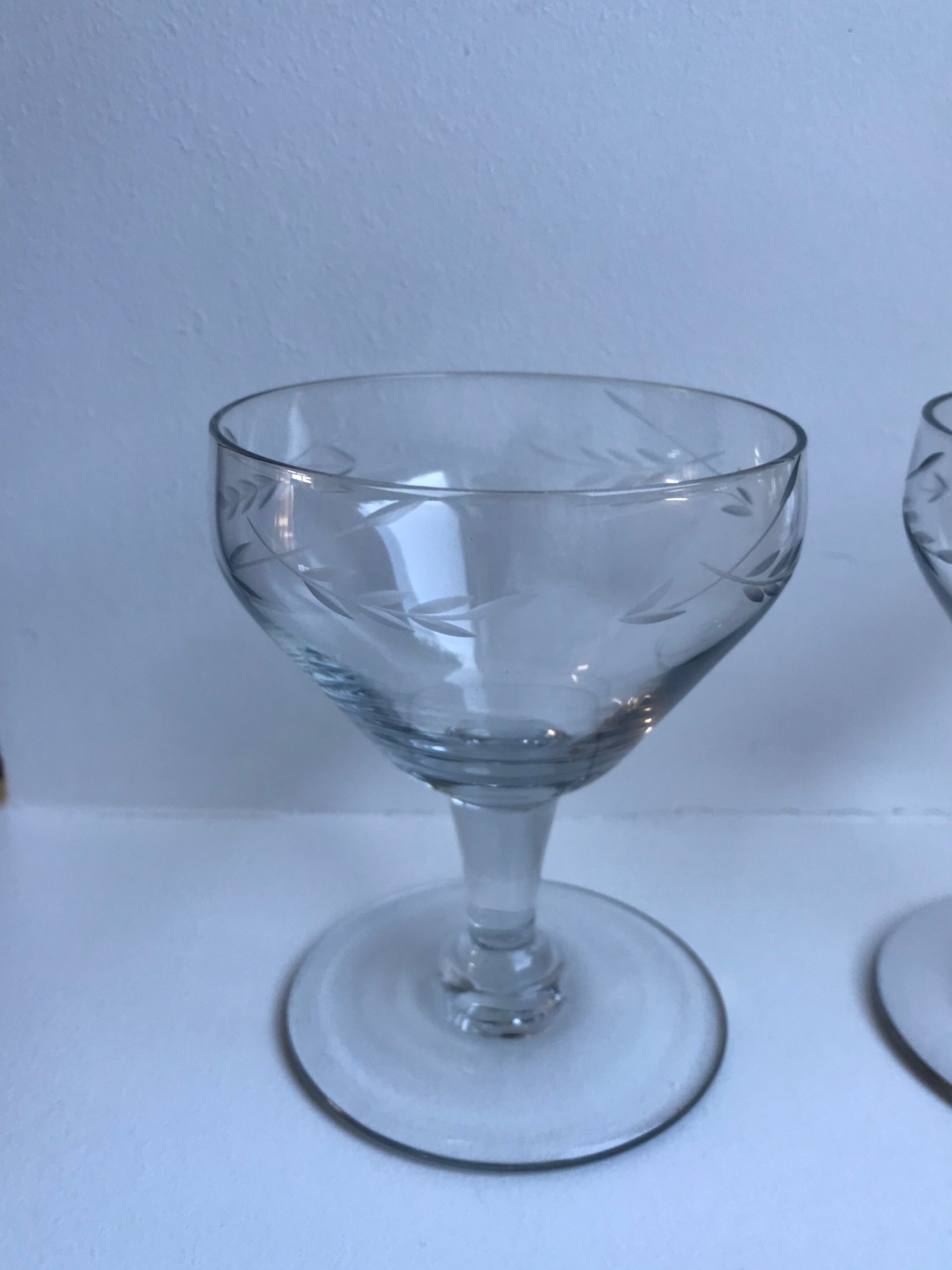 Set of 8 champagne glasses in crystal engraved 50s