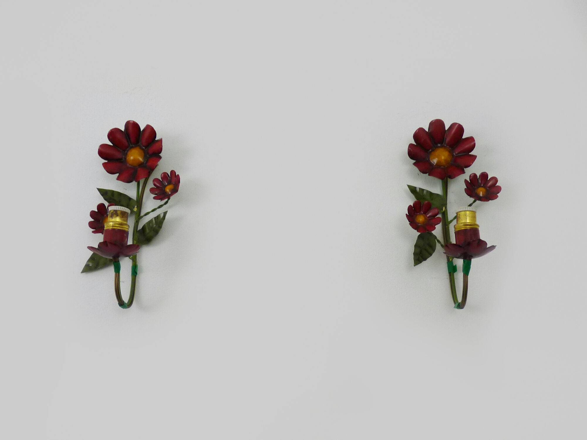 Pair of vintage Italian wall lamps in painted sheet metal. Decoration flowers. Year 50 60