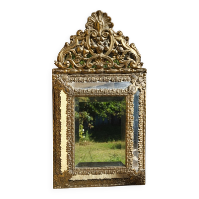 Miroir à parecloses en laiton repoussé, style Louis XIV
