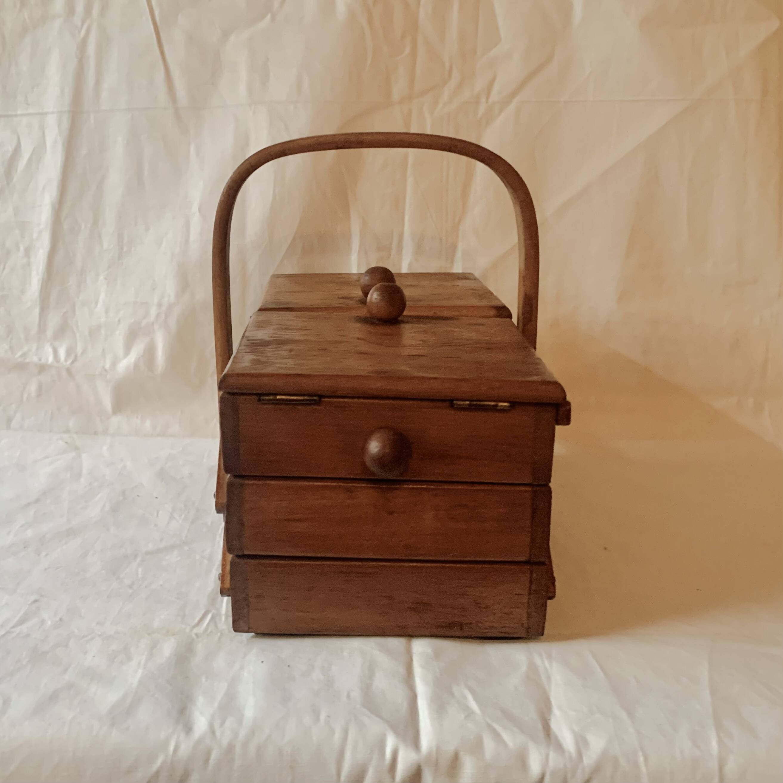 Petite travailleuse en bois vintage