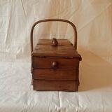 Petite travailleuse en bois vintage