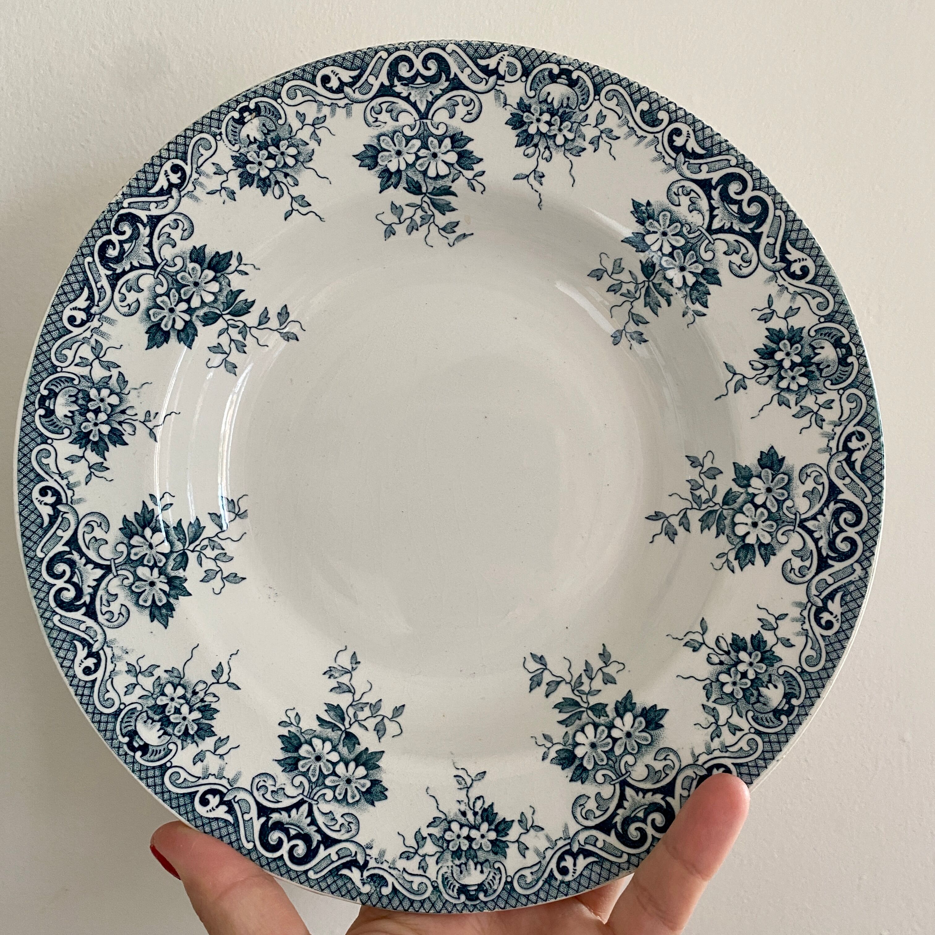 Lor of 6 vintage hollow plates in iron earth, mismatched models