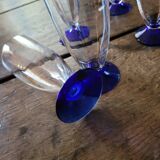 7 flûtes à champagne facettées – pied bleu cobalt – années 70