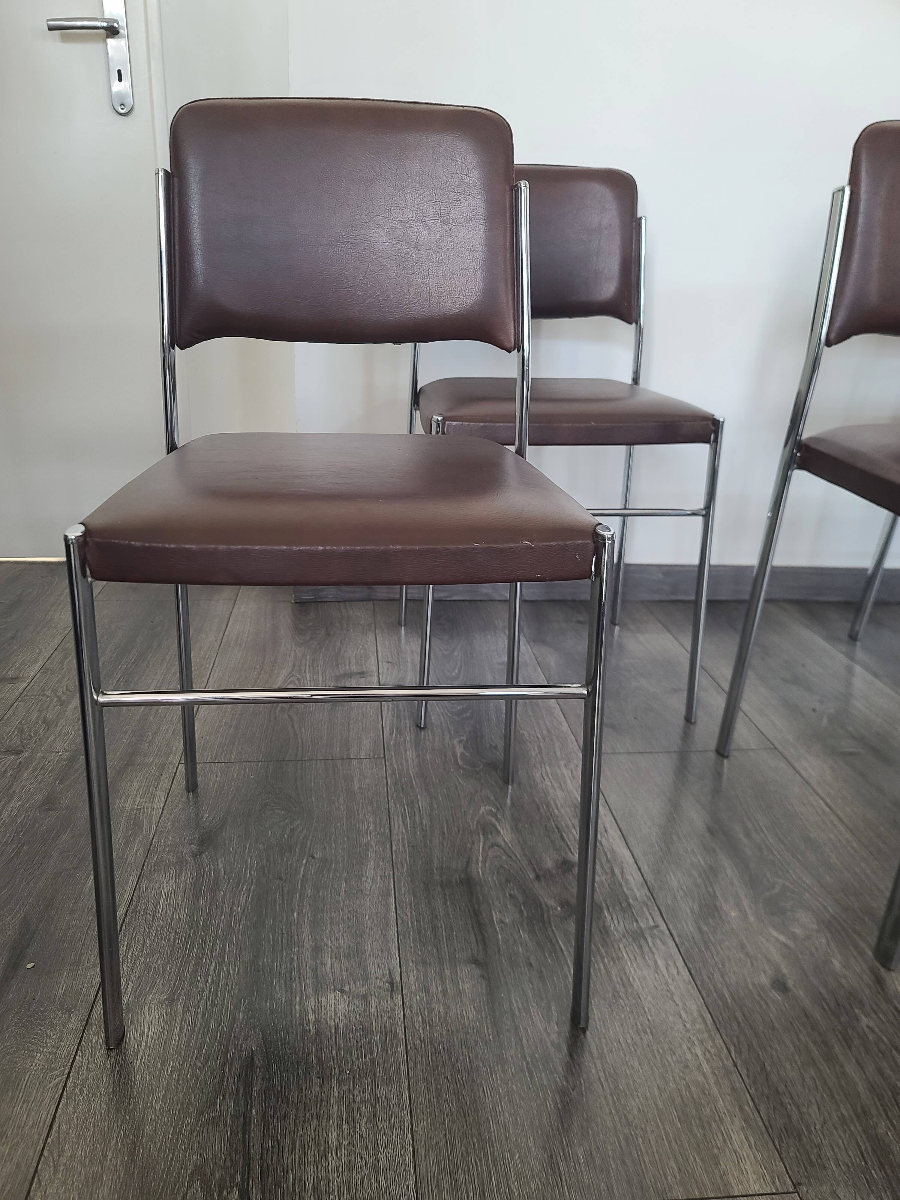 Lot de 4 chaises fauteuil en skaï marron année 1970