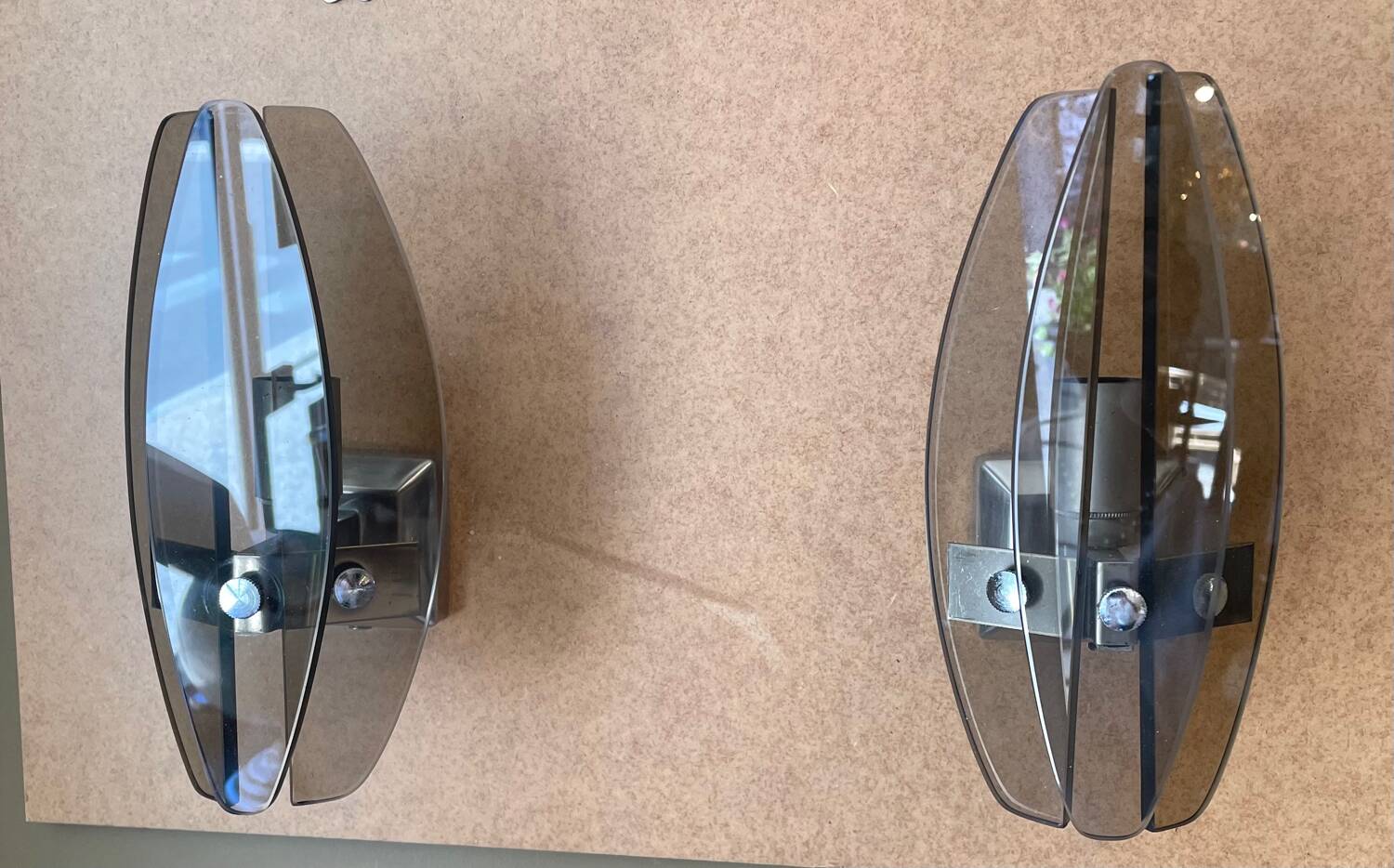 Paire d’appliques en verre fumées