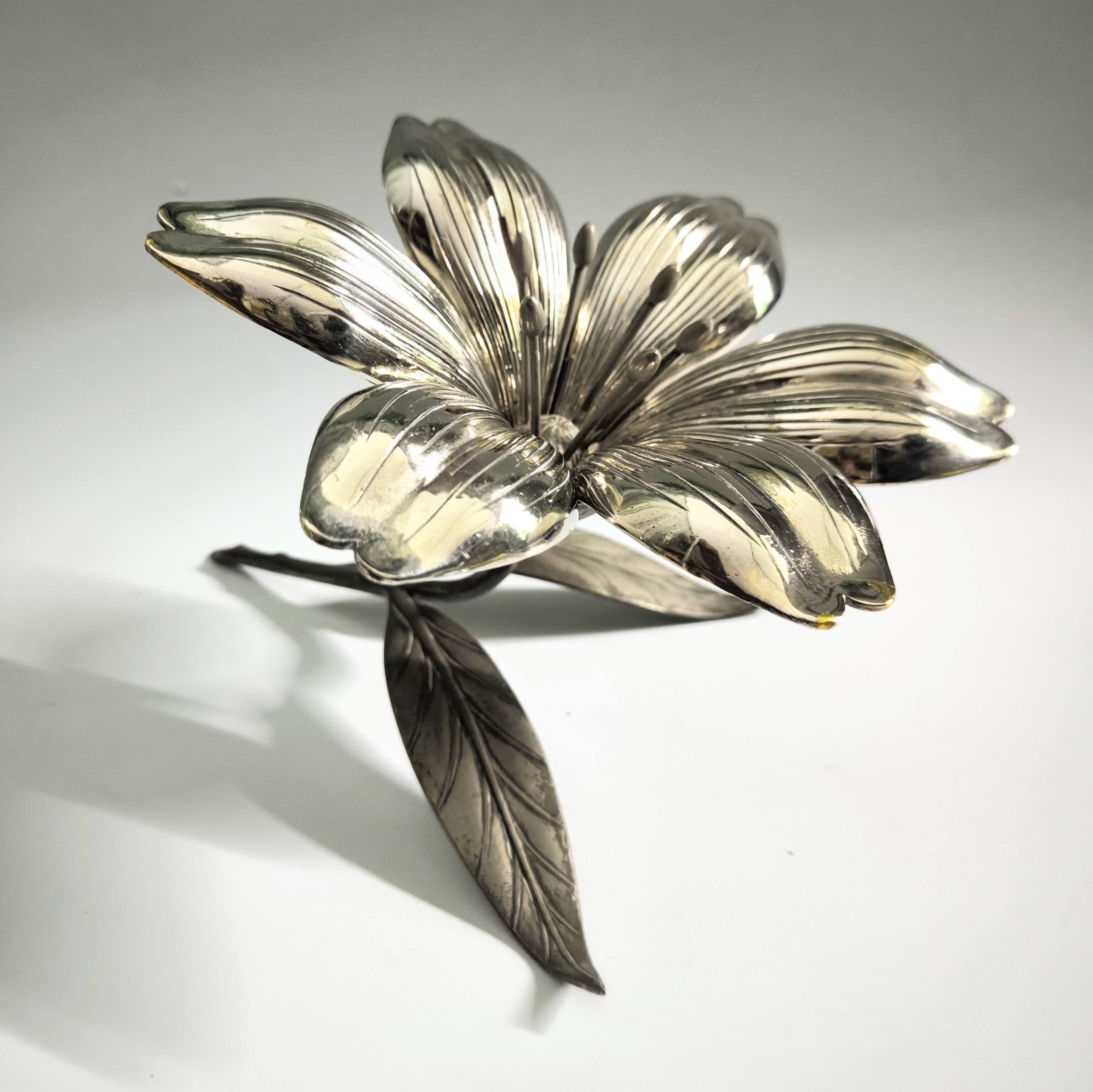 Metal ashtray in the shape of a flower, Sharp 1960s.