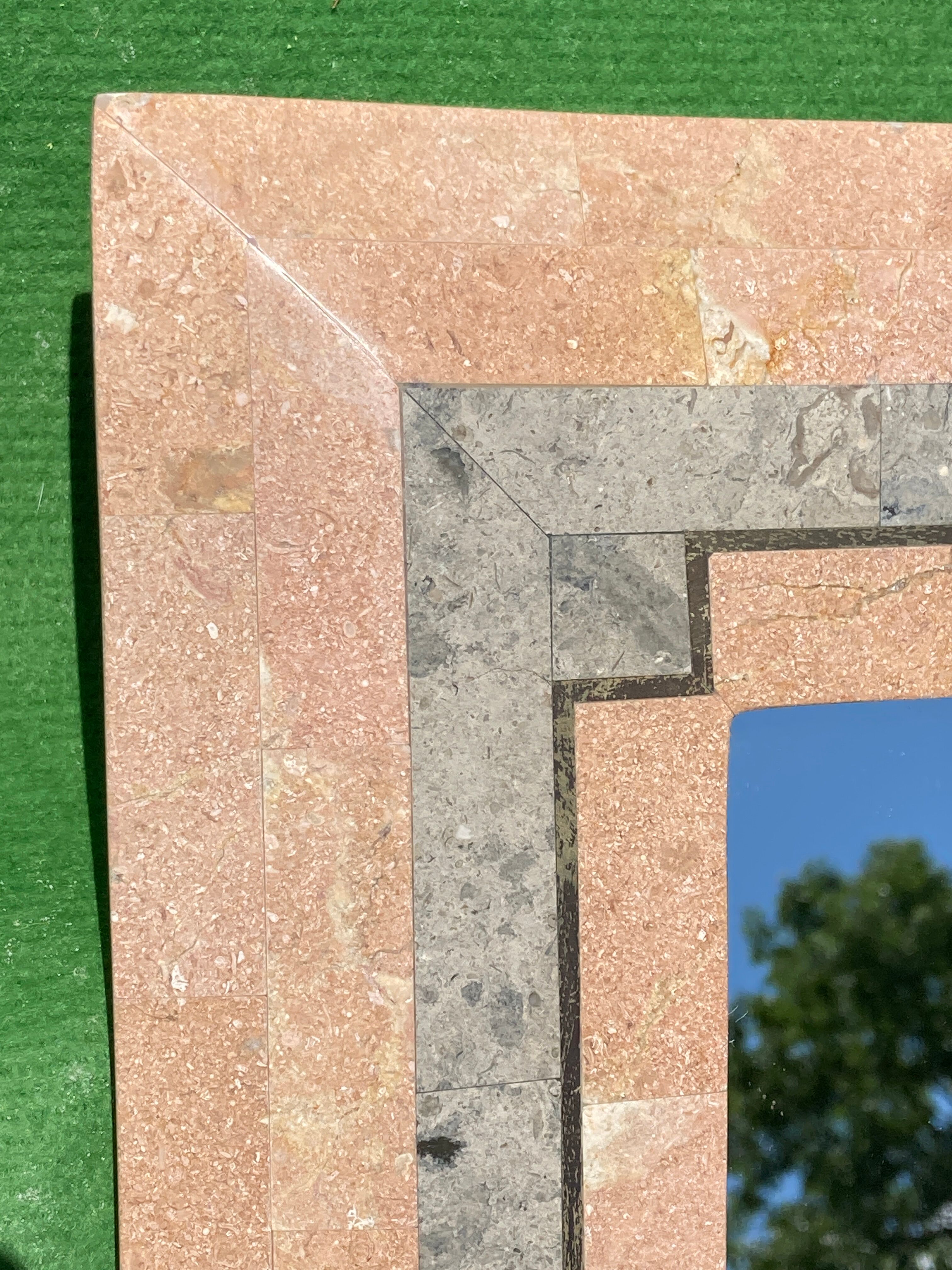 Miroir en pierre de corail rouge pavé par Maitland Smith dans les années 1970  75x110cm