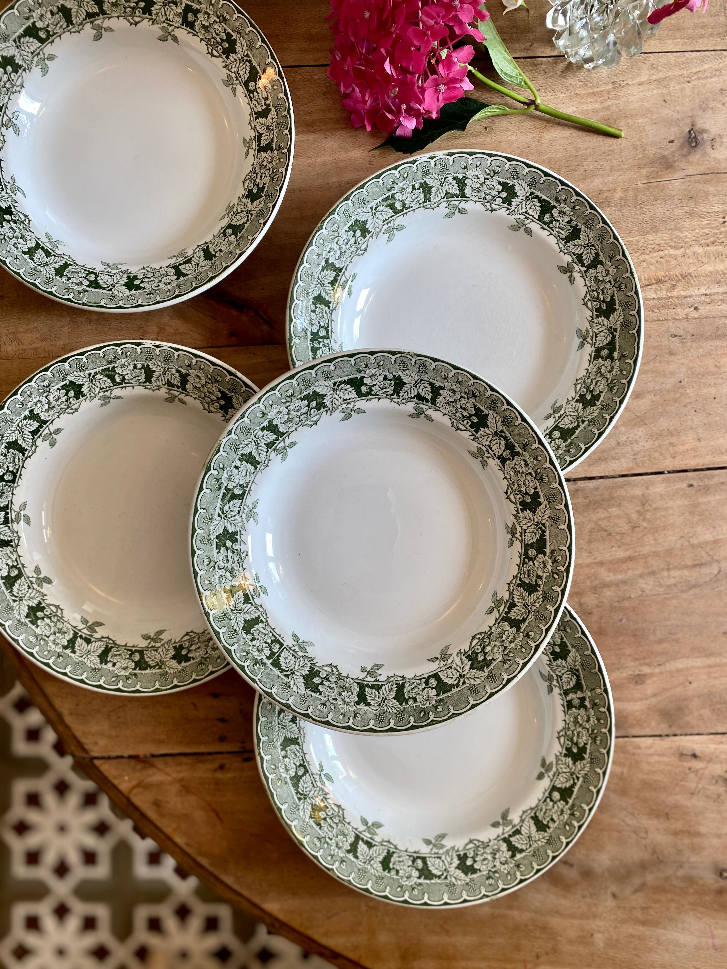 Lot de 6 assiettes creuses anciennes en terre de fer, modèle Murier de Saint Amand